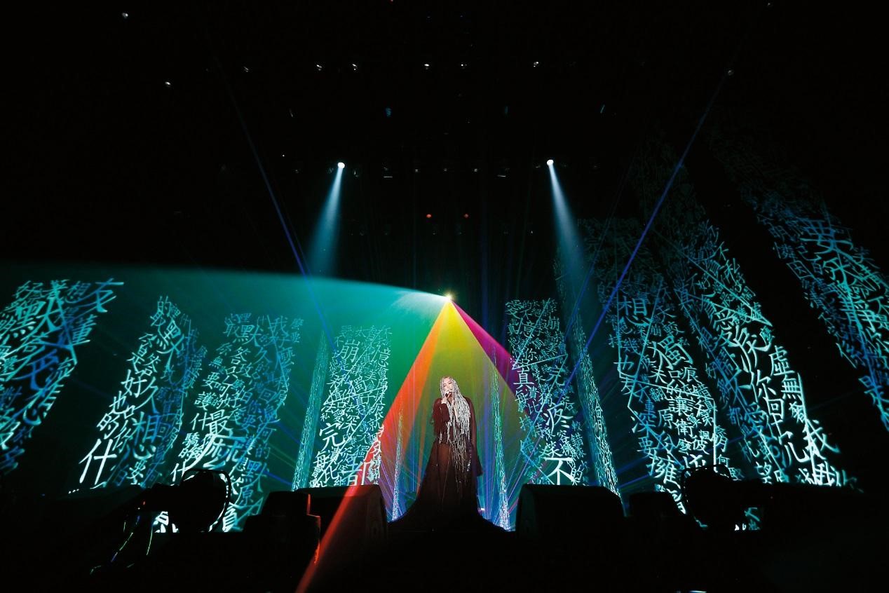 張惠妹「烏托邦2.0慶典」世界巡迴演唱會由源活打造如夢似幻的舞台，2017年台灣最終場於高雄巨蛋舉辦。（EMI提供）