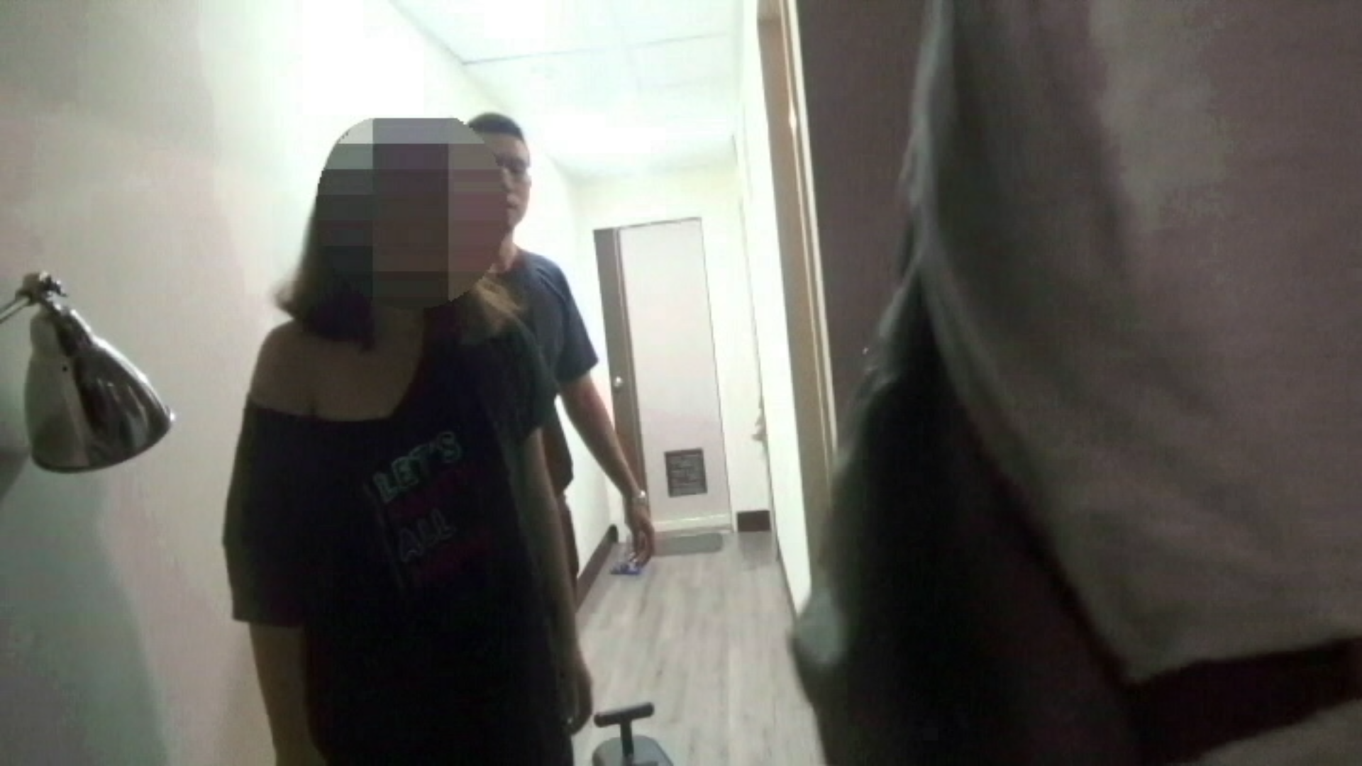 睡夢中遭警方緝捕到案33歲趙女。（警方提供）