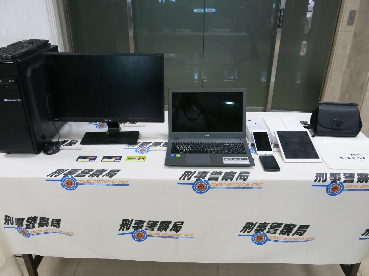 警方查扣詐騙夫妻檔的涉案金融卡、手機、平板電腦等犯罪工具。（警方提供）