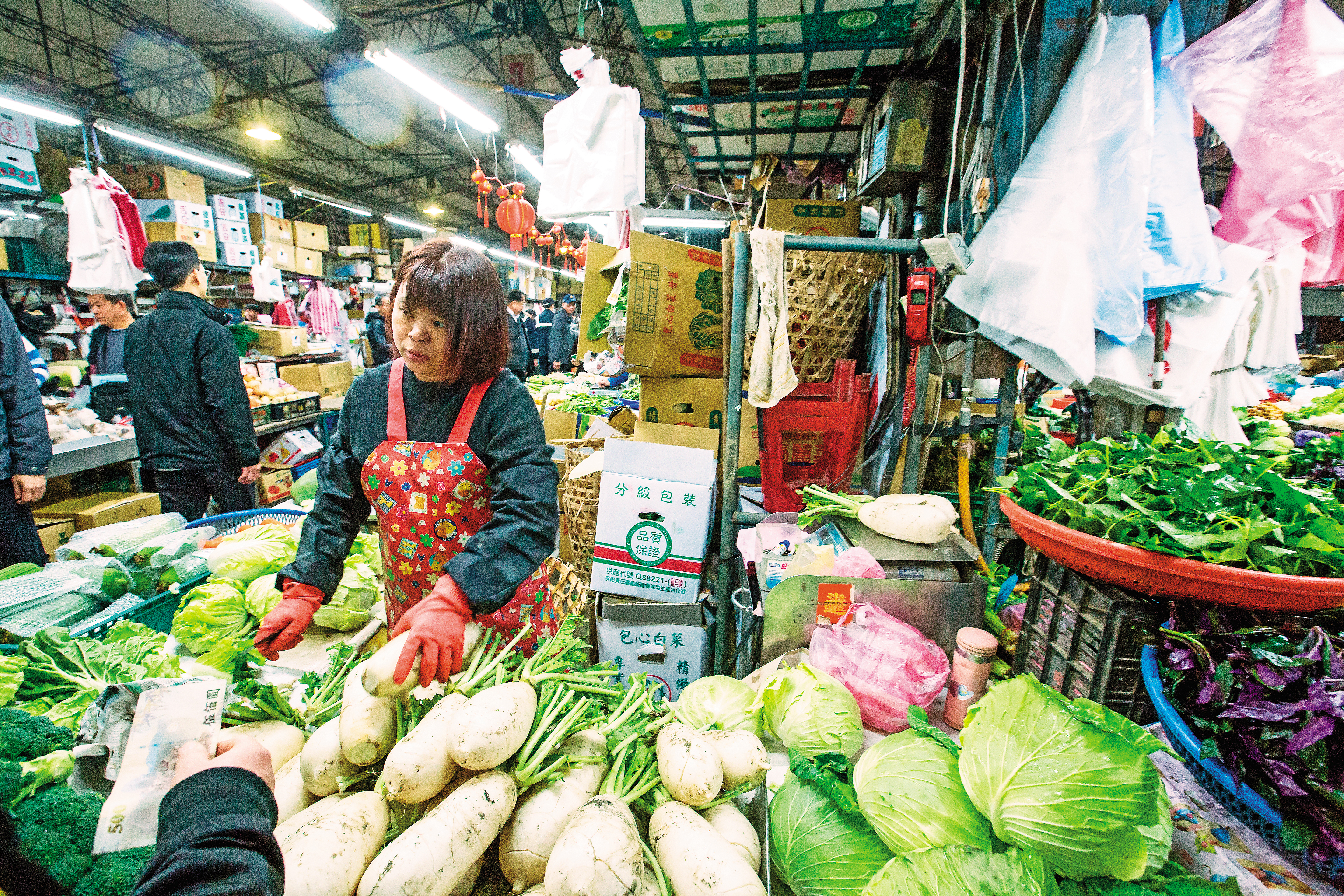 台灣中南部嚴重豪大雨，釀成災情，蔬菜供應量必會受影響，進一步推升價格。