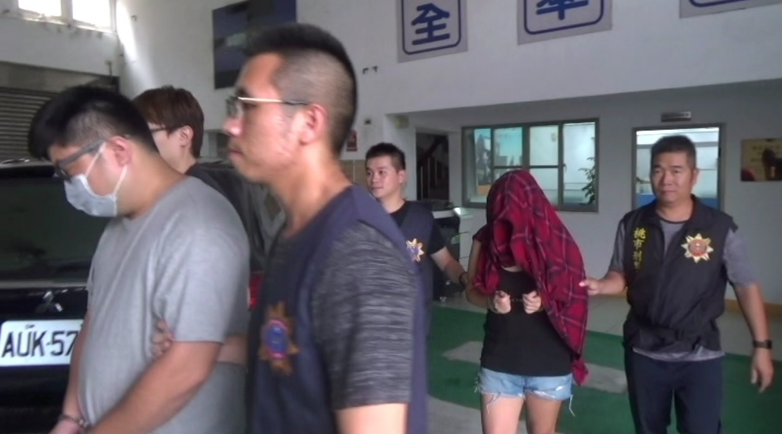 經營「闆娘的店」的詐騙夫妻檔被逮。（警方提供）