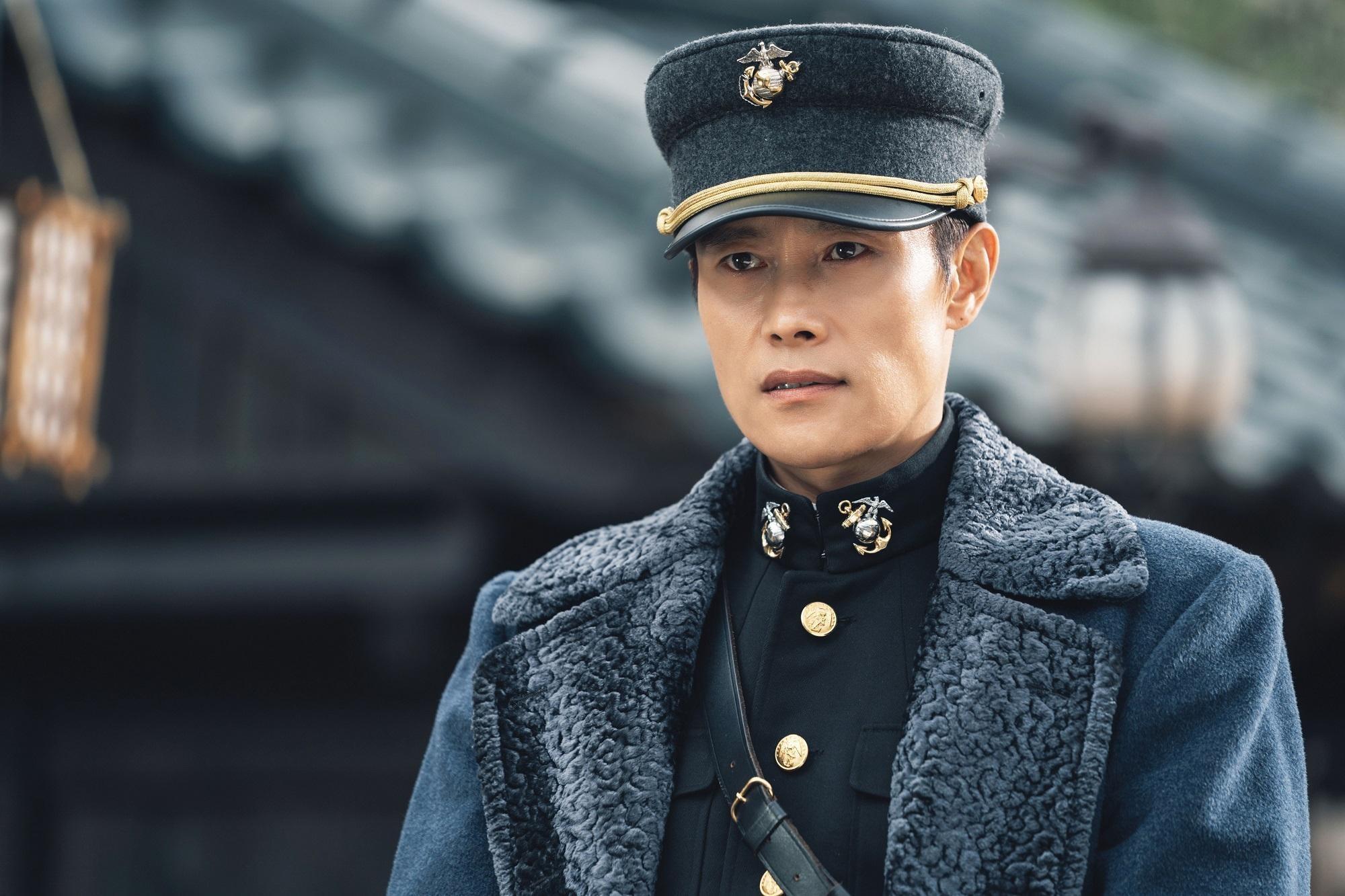 李炳憲在韓劇《陽光先生》的軍裝造型帥氣英挺，成為網友討論的焦點。（Netflix提供）