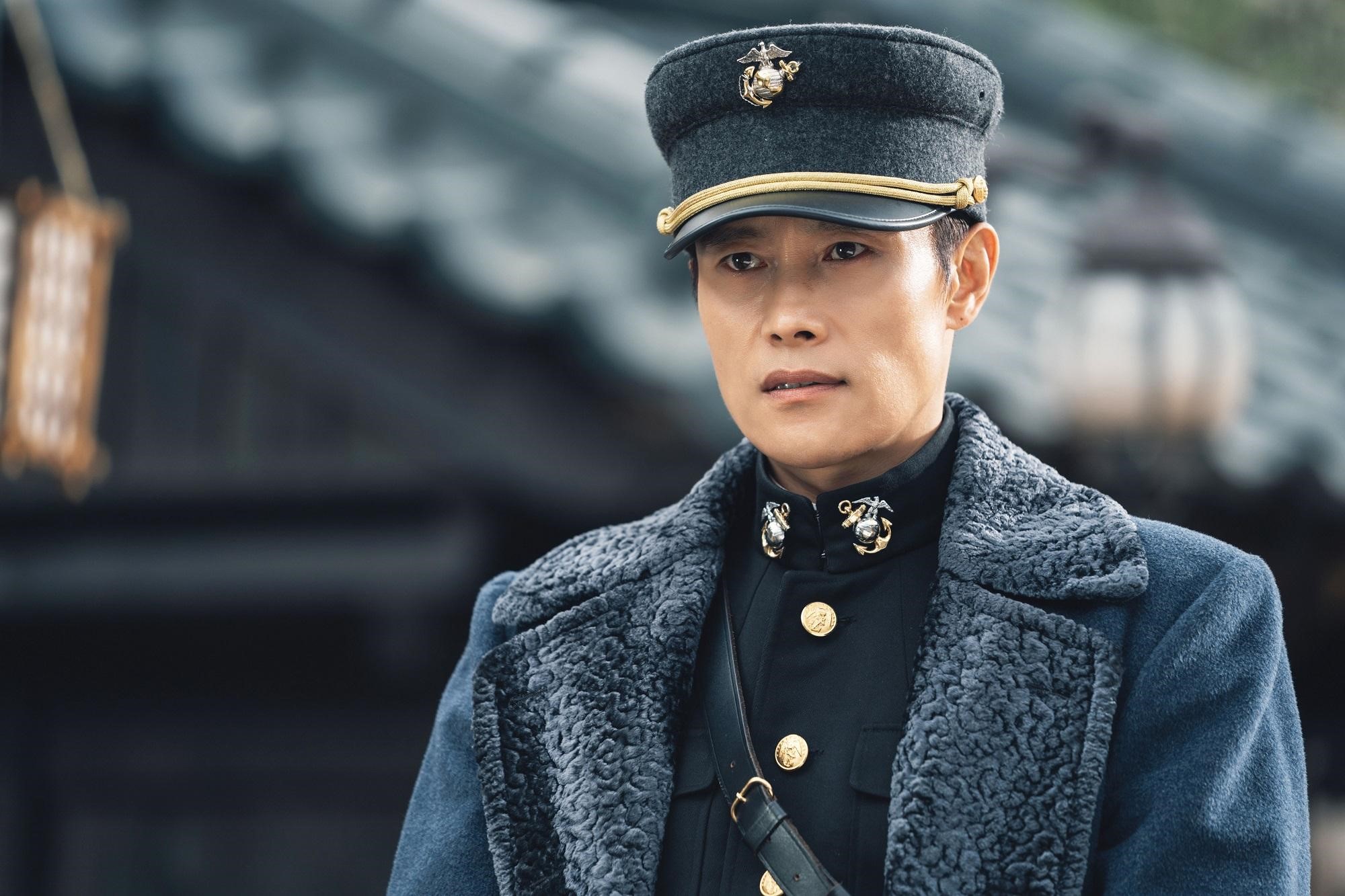 李炳憲在韓劇《陽光先生》的軍裝造型帥氣英挺，成為網友討論的焦點。（Netflix提供）