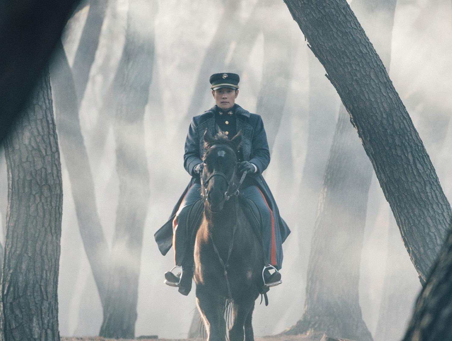 《陽光先生》中李炳憲的軍服完全手工訂製，製作時間長達3個月。（Netflix提供）