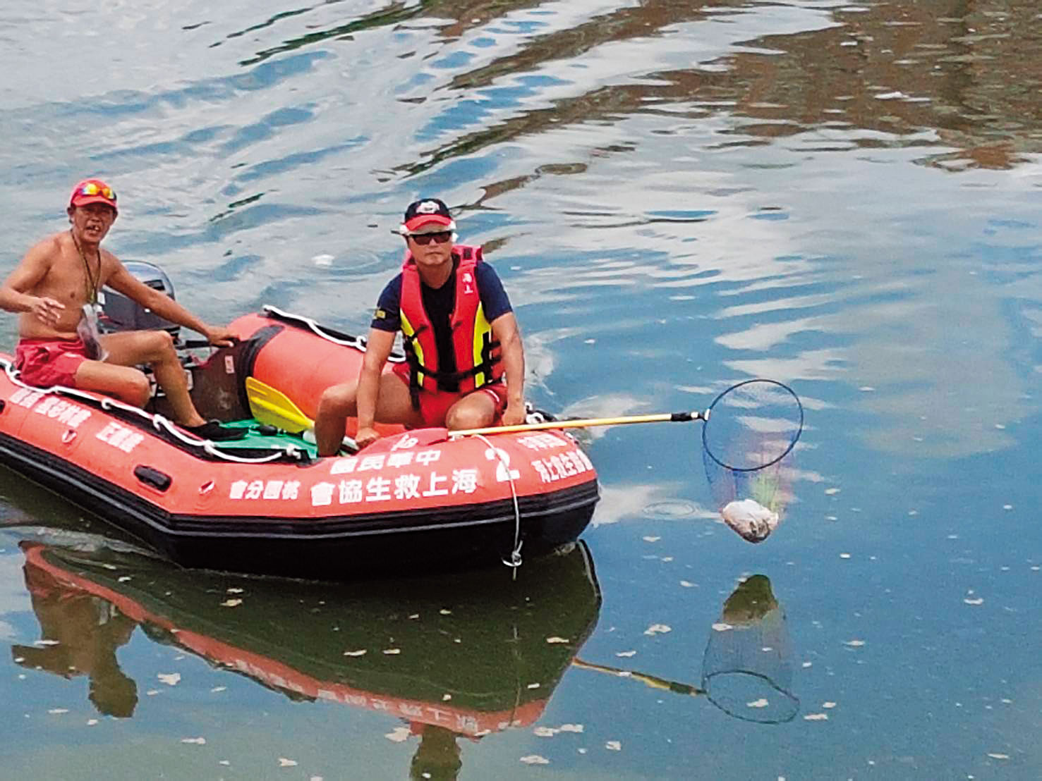 搜索人員陸續在新店溪沿岸找到死者屍塊，警方也是依據當時出沒在附近的手機訊號，才鎖定嫌犯。（翻攝畫面）