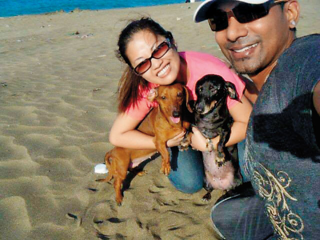 加拿大籍男子Ryan（右）和已故妻子養了2條狗，感情相當融洽。而他也因為當警方線人而惹上殺身之禍。（翻攝畫面）