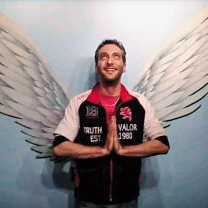 美籍白人嫌犯OZ（中文名孫武生）在案件曝光當天已逃往菲律賓，和本案許多外籍人士一樣，來台都擔任美語老師。（翻攝畫面）