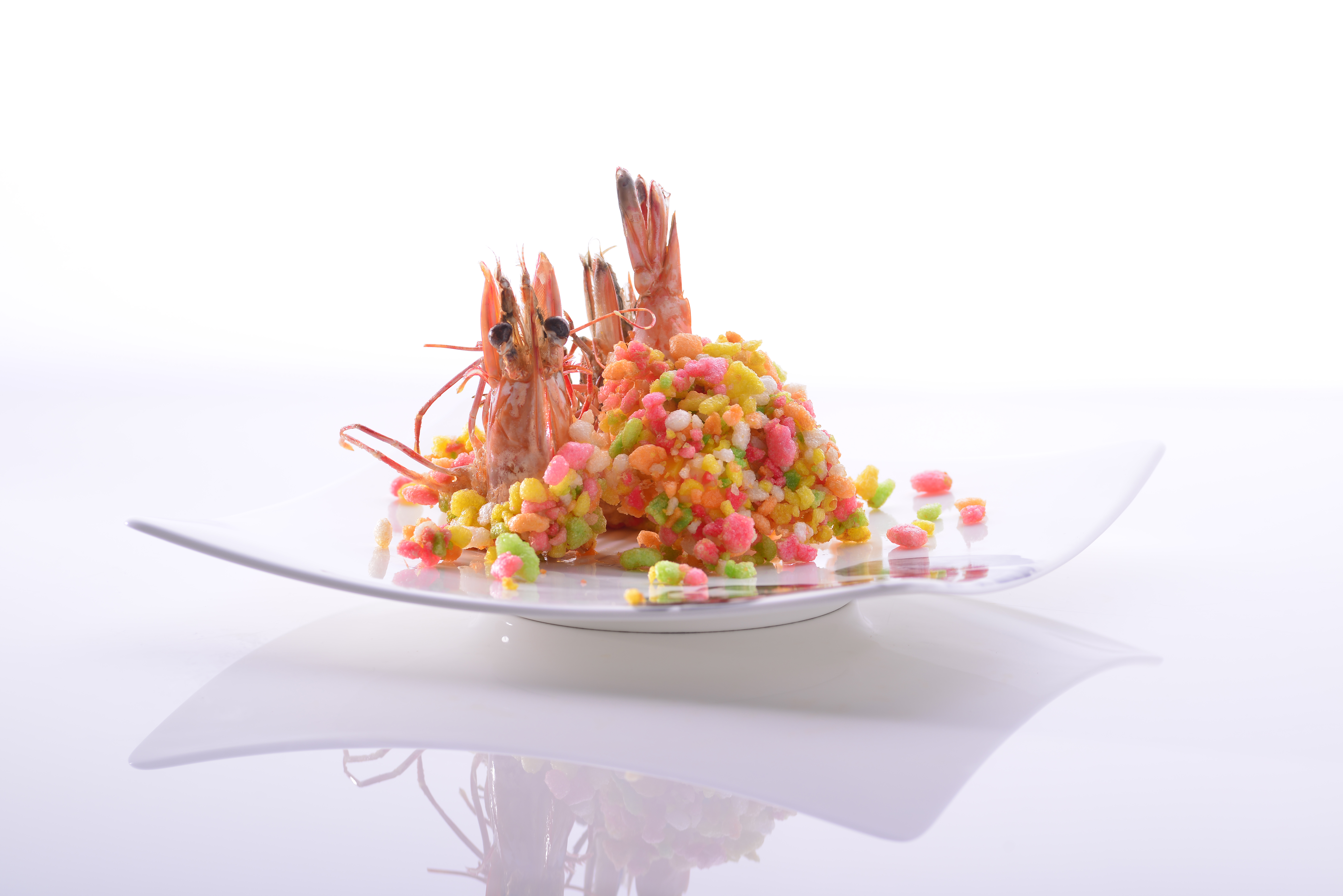 古早辦桌時有時會端出繽紛可愛的「蝦仔餅」，拐小孩吃餅，大人就可以名正言順地吃蝦。（宜蘭渡小月提供）