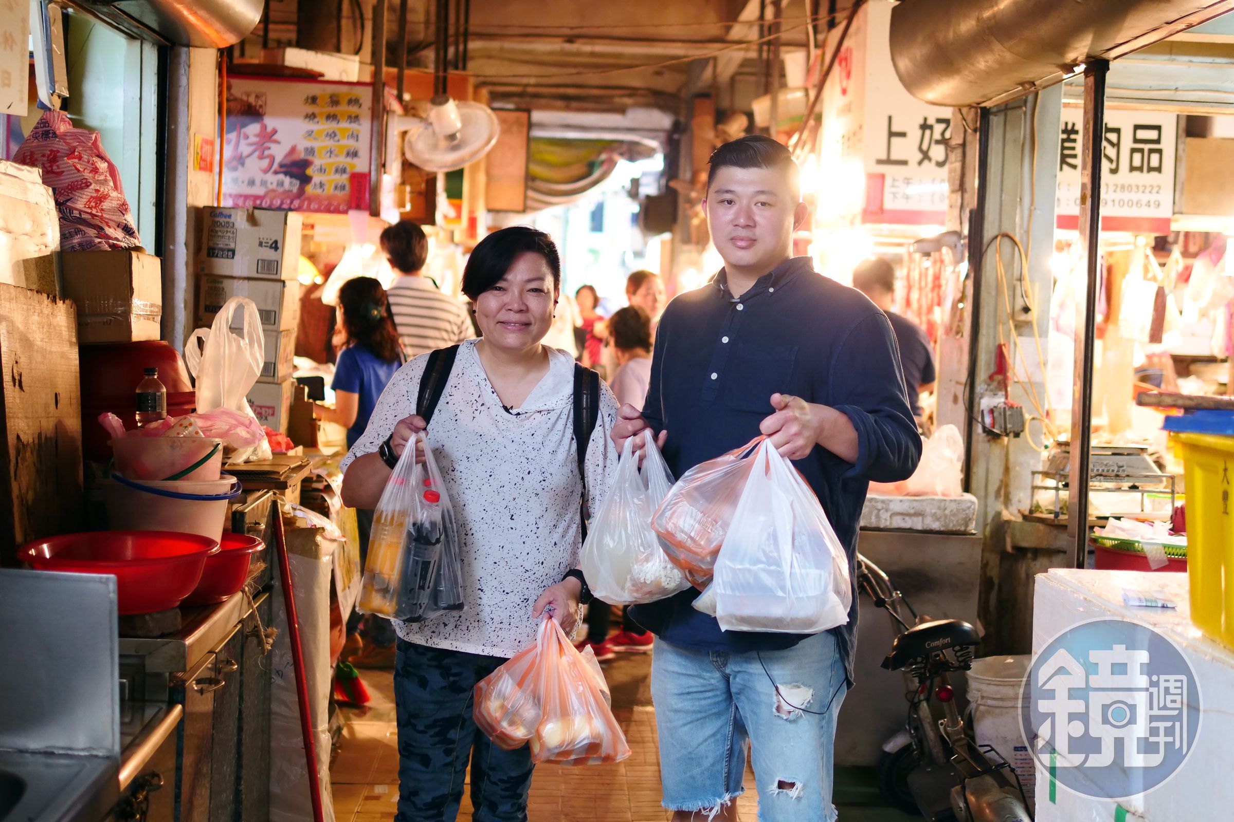 台南小吃達人李姝慧（左）、林敬堯（右）大力推薦鴨母寮市場給時間有限的旅客。