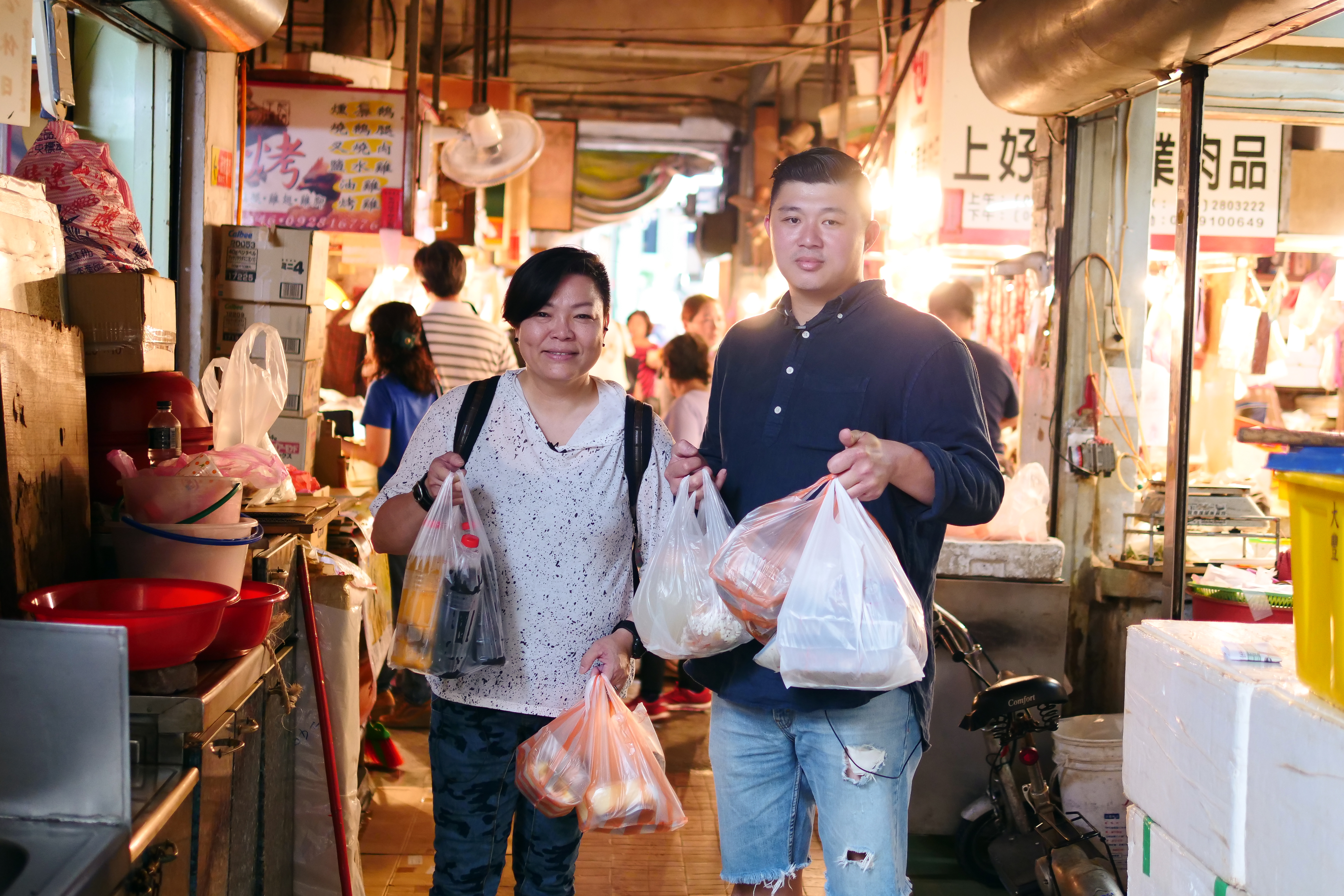 台南小吃達人李姝慧（左）、林敬堯（右）大力推薦鴨母寮市場給時間有限的旅客。