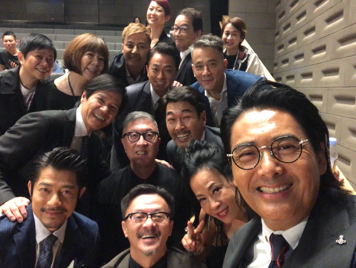 堪稱自拍狂魔的周潤發又召集演員群自拍，愛妻陳薈蓮也一起入鏡。（双喜提供）