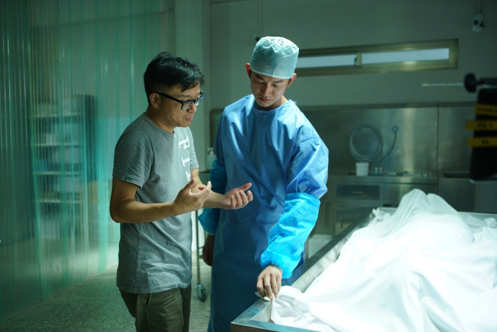 莊景燊（左）執導的電影《引爆點》中，吳慷仁（右）飾演法醫。（牽猴子提供）
