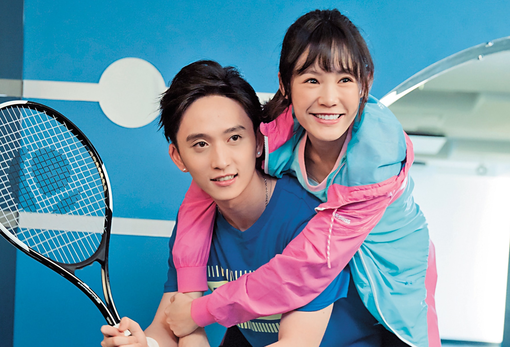 吳心緹（右）跟邱鋒澤合作電視劇《搖滾畢業生》結緣，邱鋒澤個性和劇中暖男相似，對吳心緹相當貼心及照顧。 （華視提供）