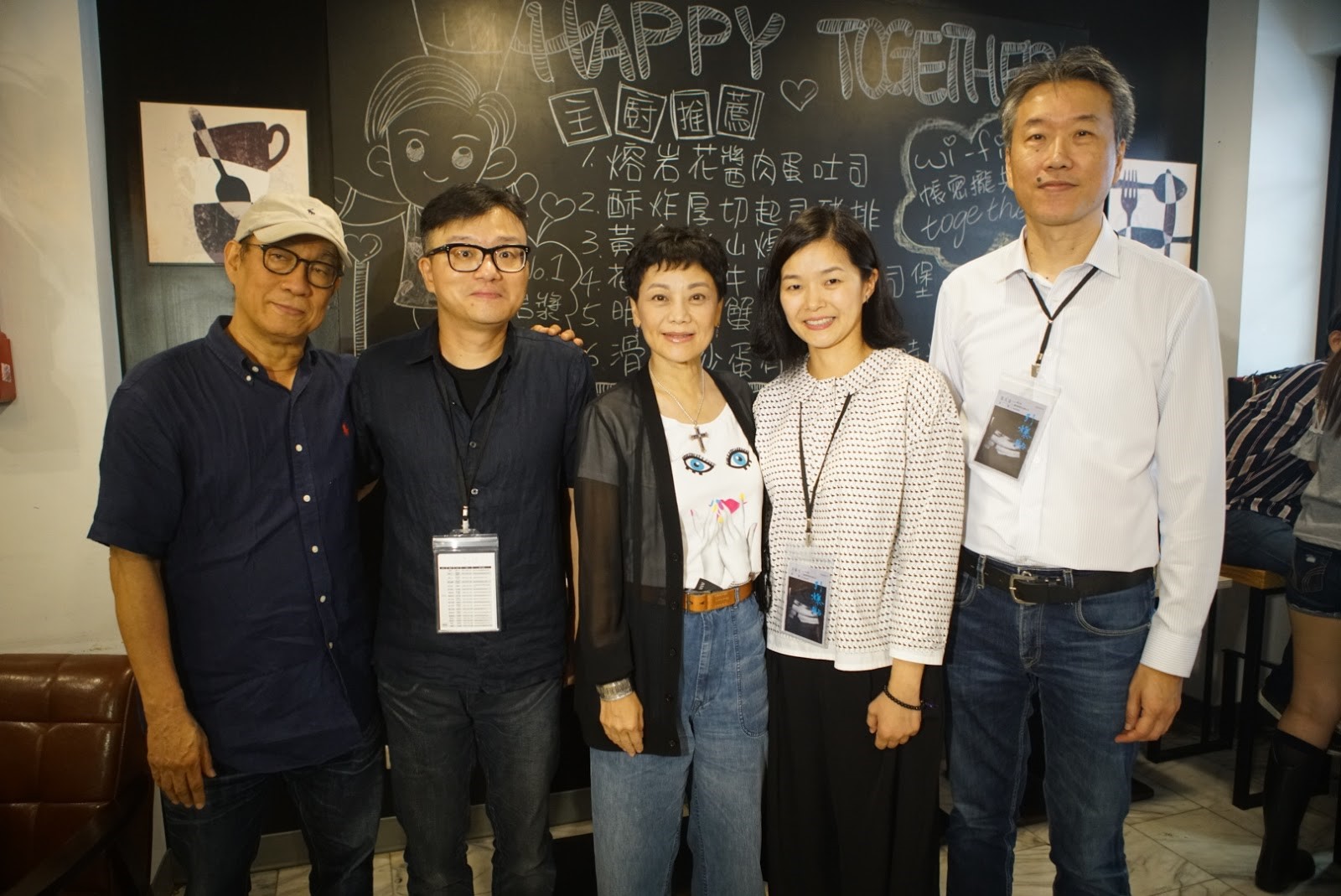 監製馬天宗（右起）與編劇王莉雯、監製張艾嘉、導演莊景燊、監製廖慶松共同合作《引爆點》。 （牽猴子提供）
