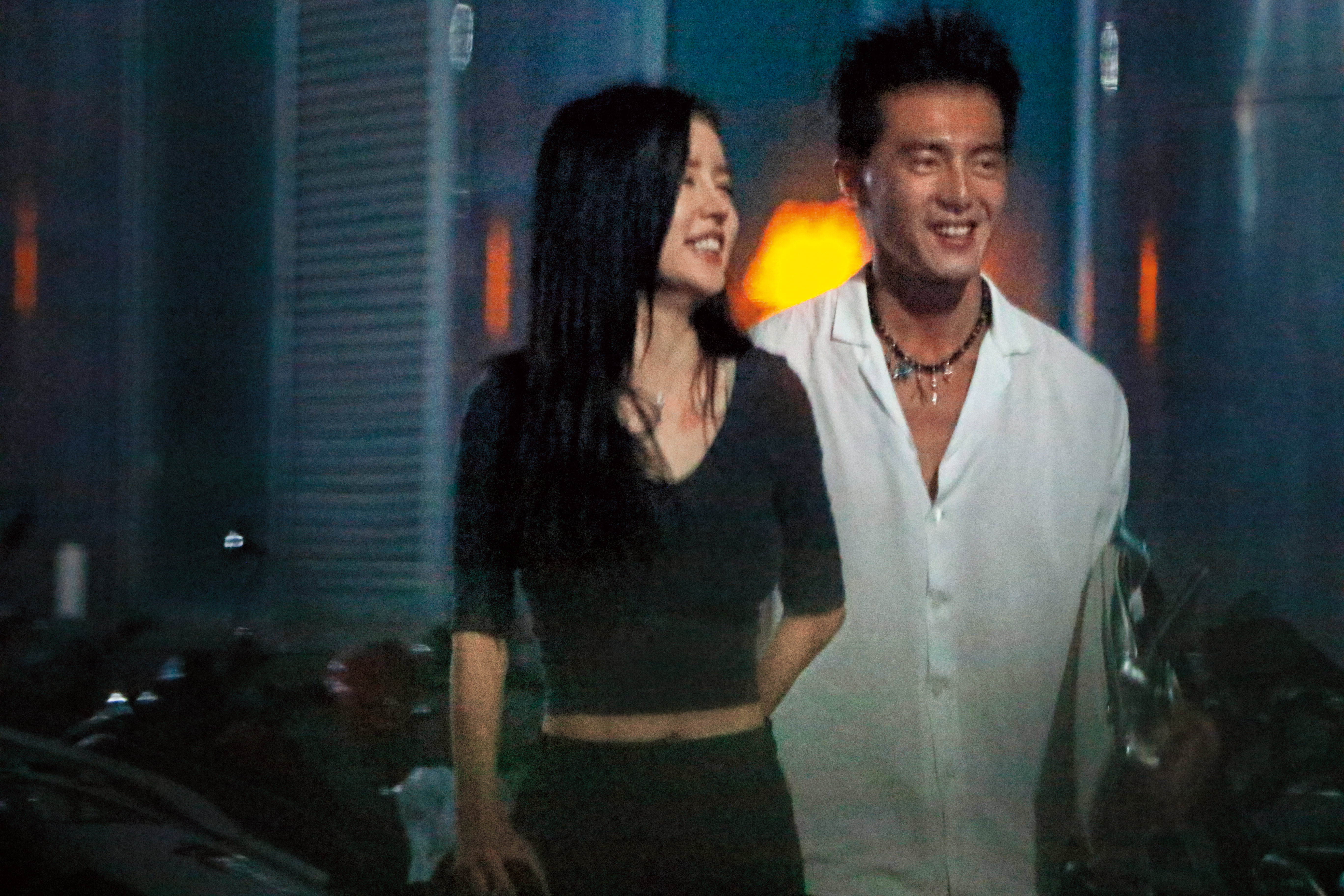 8月21日02：04，Miko微露乳溝與小蠻腰，開心牽著謝富丞的手，走在東區街頭。