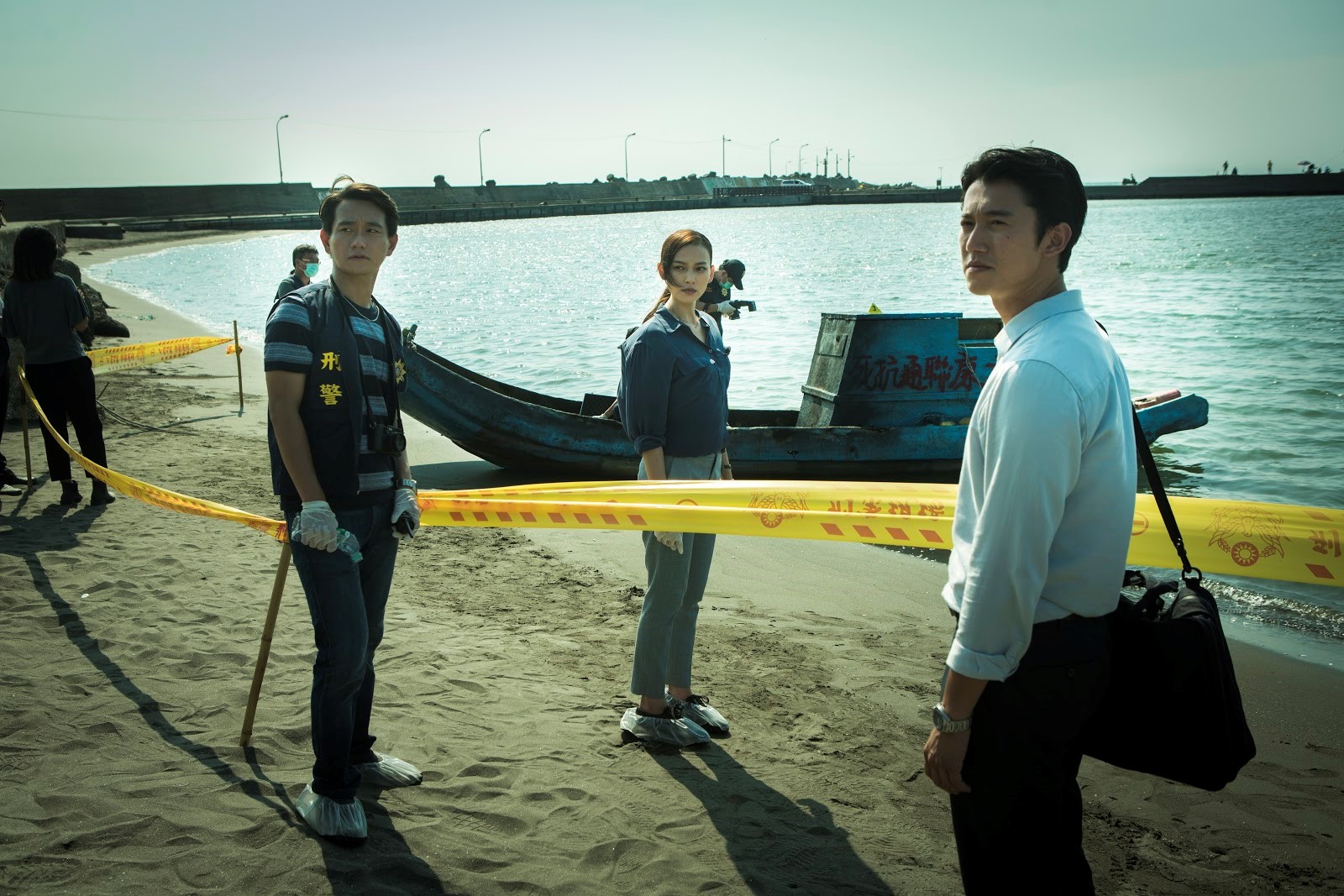 電影中分別扮演法醫、檢察官與刑警的吳慷仁（右起）、姚以緹和陳家逵都為角色做不少功課。（牽猴子提供）