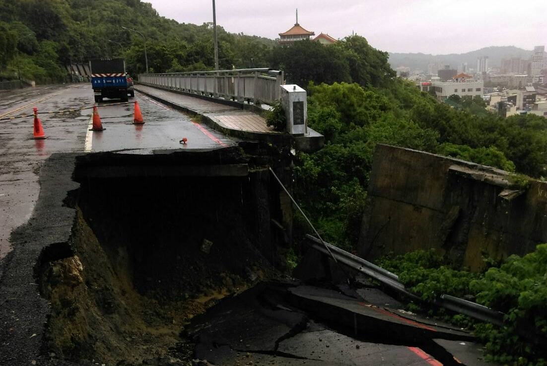 壽山通往動物園旁的橋路面塌陷一個大坑洞，深度達數米，情況相當危急。（翻攝網路）