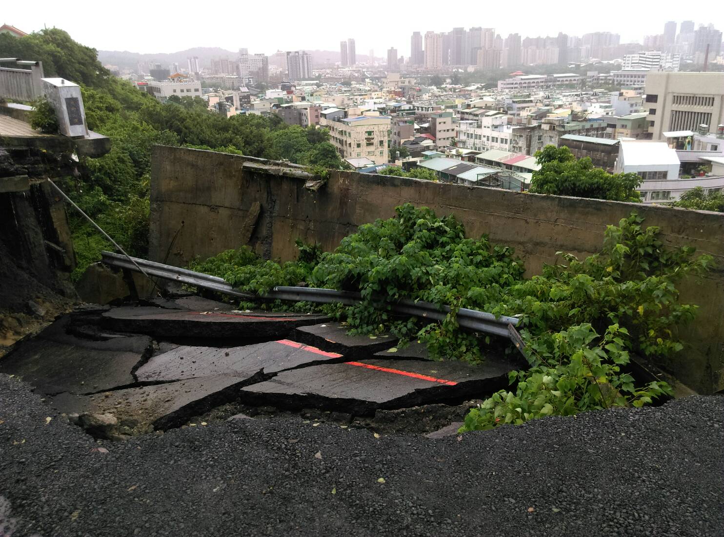 壽山道路路基塌陷，連帶擋土牆也傾協，市府擔心造成土石流，緊急疏散山下十多戶居民。（興宗里長提供）
