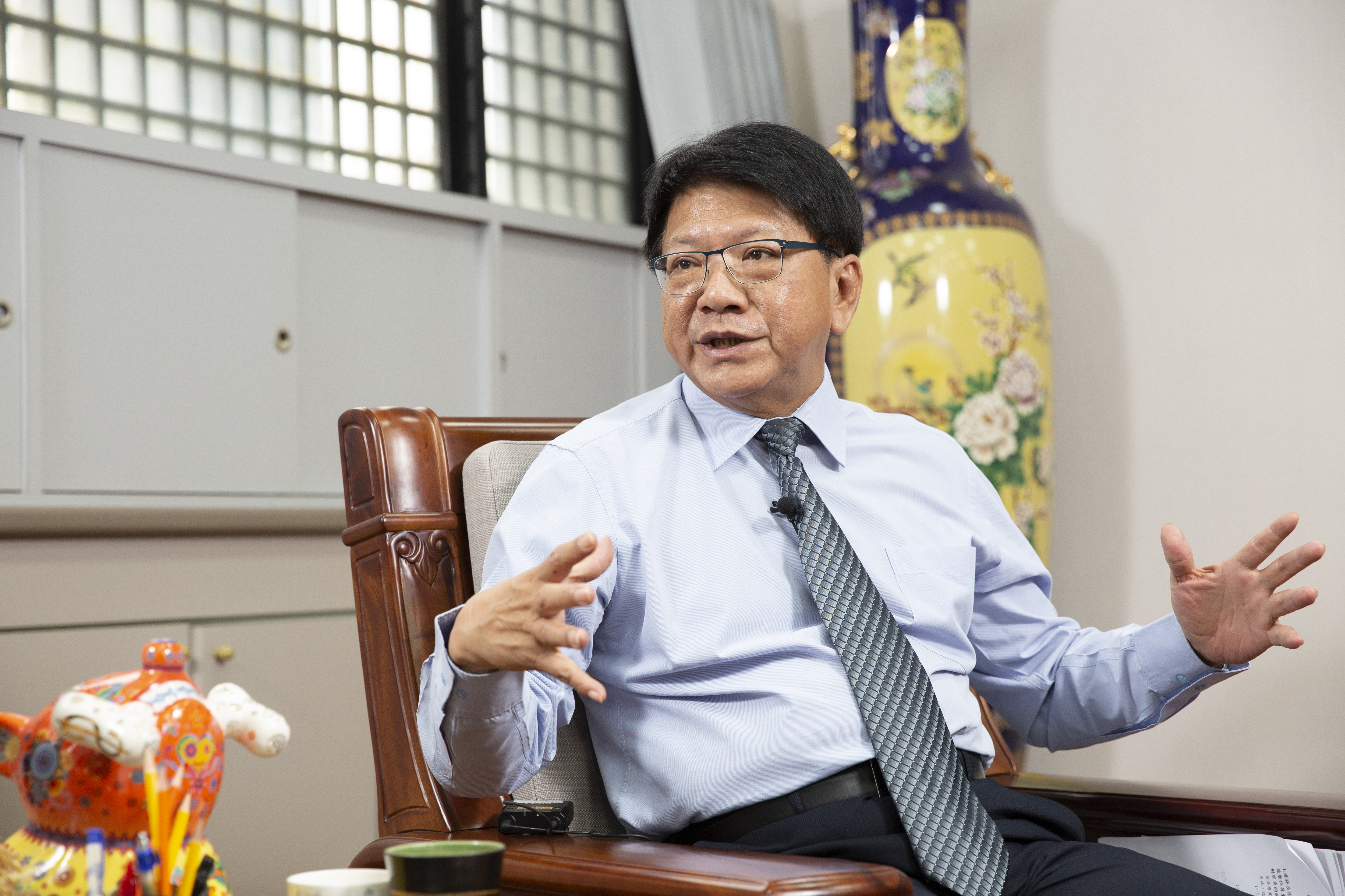 今日高屏續下大雨，高雄市政府凌晨緊急宣布停班課，屏東縣仍正常上班上課，潘孟安臉書被網友罵翻。