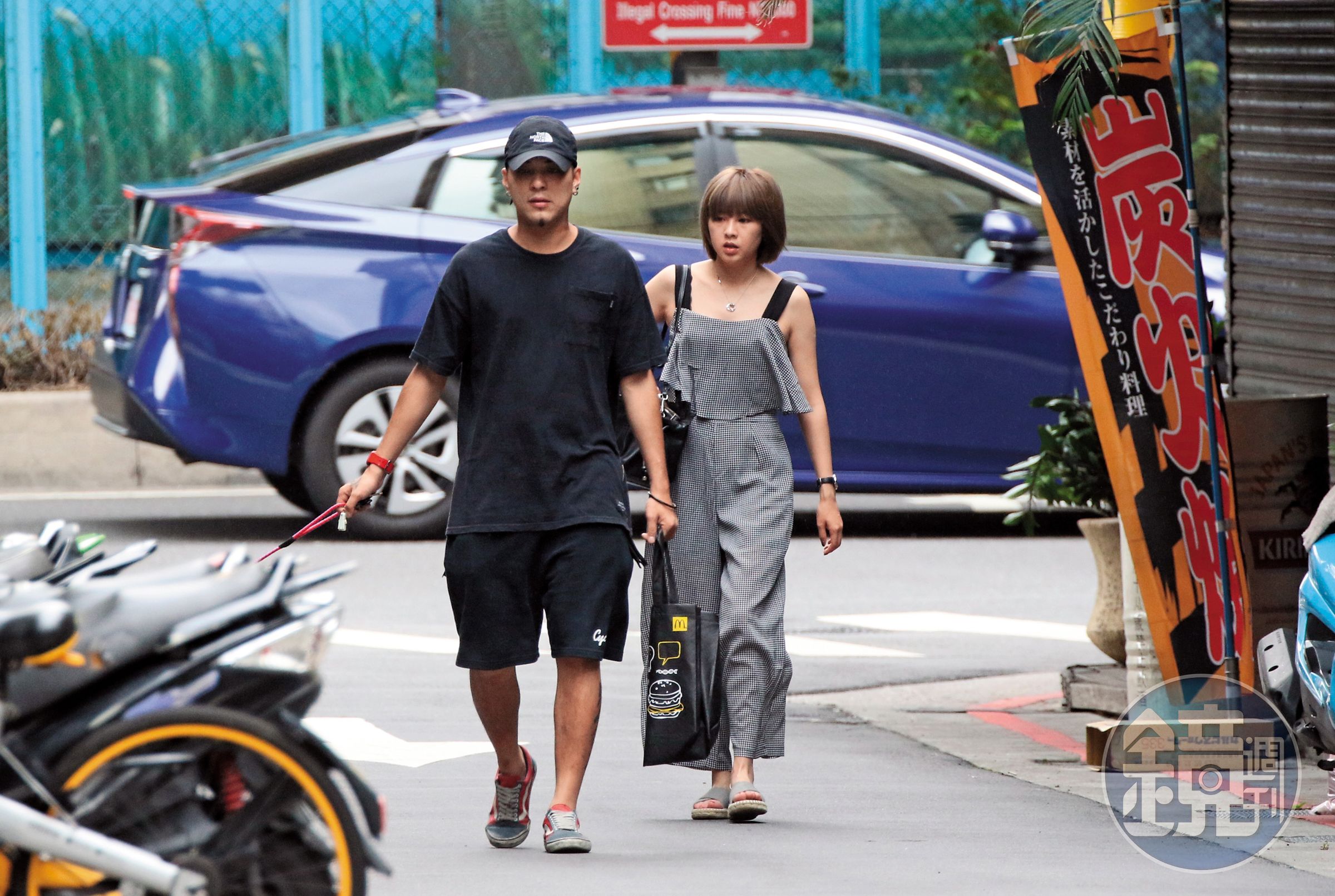 嘎嘎帶著狗狗出門，開車載著辣妹女友前往深坑，看來小倆口確實目前關係是同居。