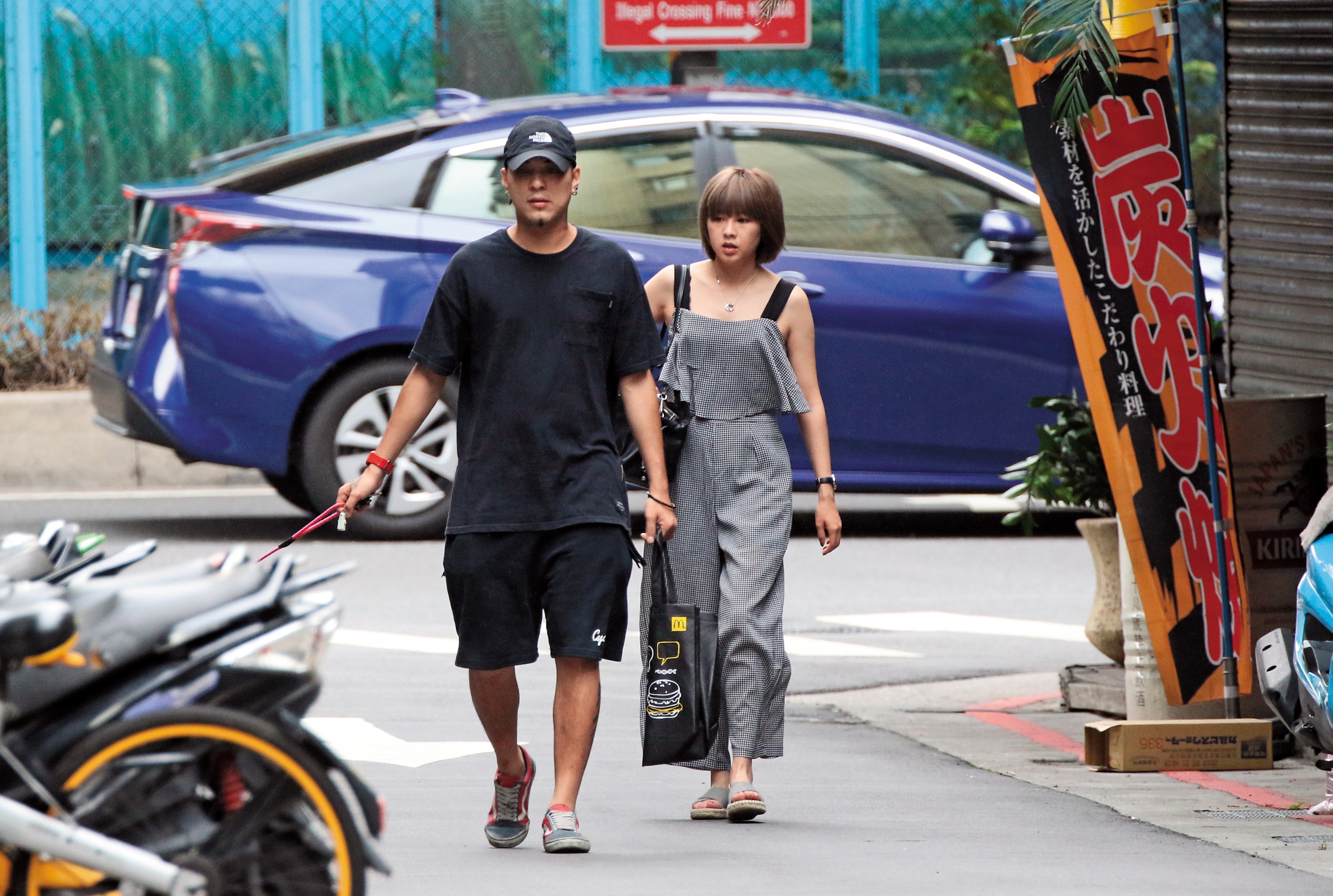 嘎嘎帶著狗狗出門，開車載著辣妹女友前往深坑，看來小倆口確實目前關係是同居。