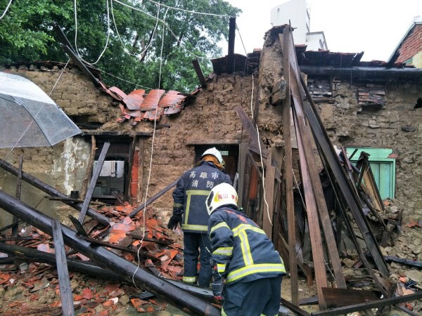 氣象局數據顯示,高雄雨勢短短幾小時雨量即達300毫米,鳳山一棟老舊平房也經不起大雨侵襲,應聲塌陷。(警消提供)
