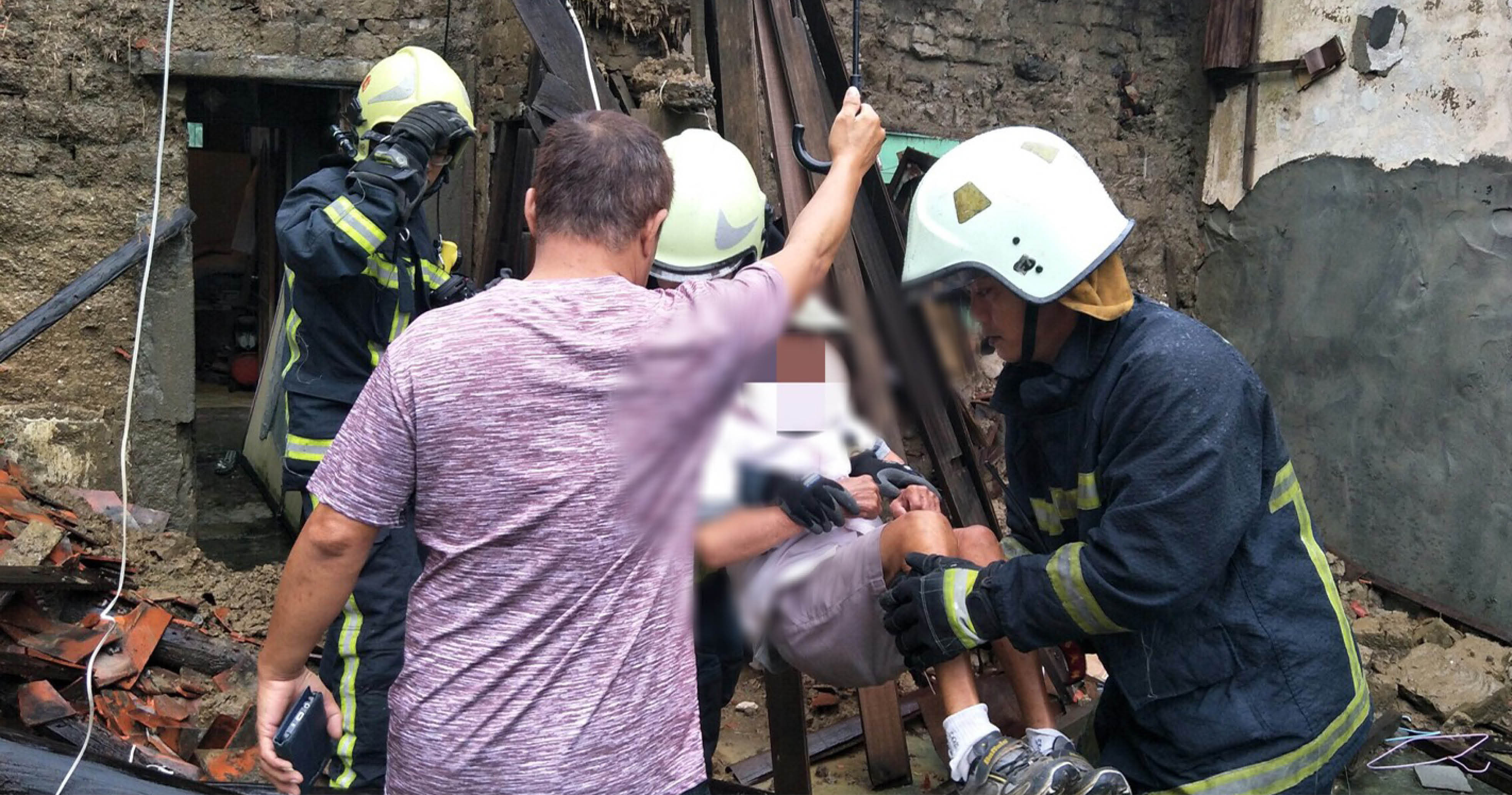 南部暴雨擊垮鳳山一棟磚瓦老屋，警消將受困其中的八旬老翁救出。（警消提供）