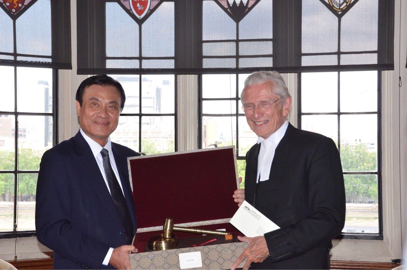 立法院長蘇嘉全應日本岩手縣知事邀請訪日引發質疑，今天將提前返國。圖為7月蘇嘉全率團訪問英國國會照片。（翻攝蘇嘉全臉書）