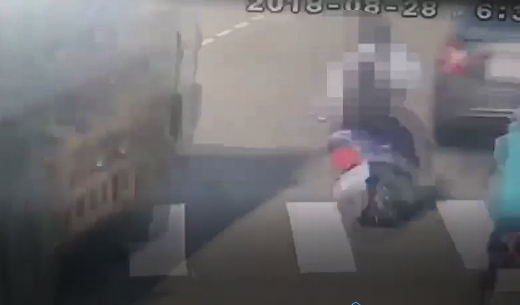 詹男騎車疑似要閃躲前方車輛突然自摔。（翻攝畫面）