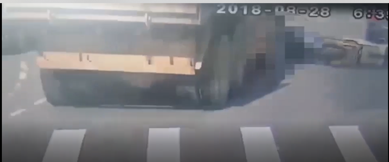 詹男自摔遭到後方的大貨車輾爆頭,當場死亡。(翻攝畫面)