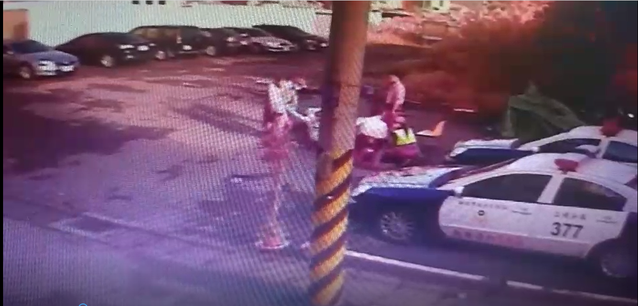 洪男中槍後找朋友求救，朋友直接將車開到派出所找警方協助。（翻攝畫面）