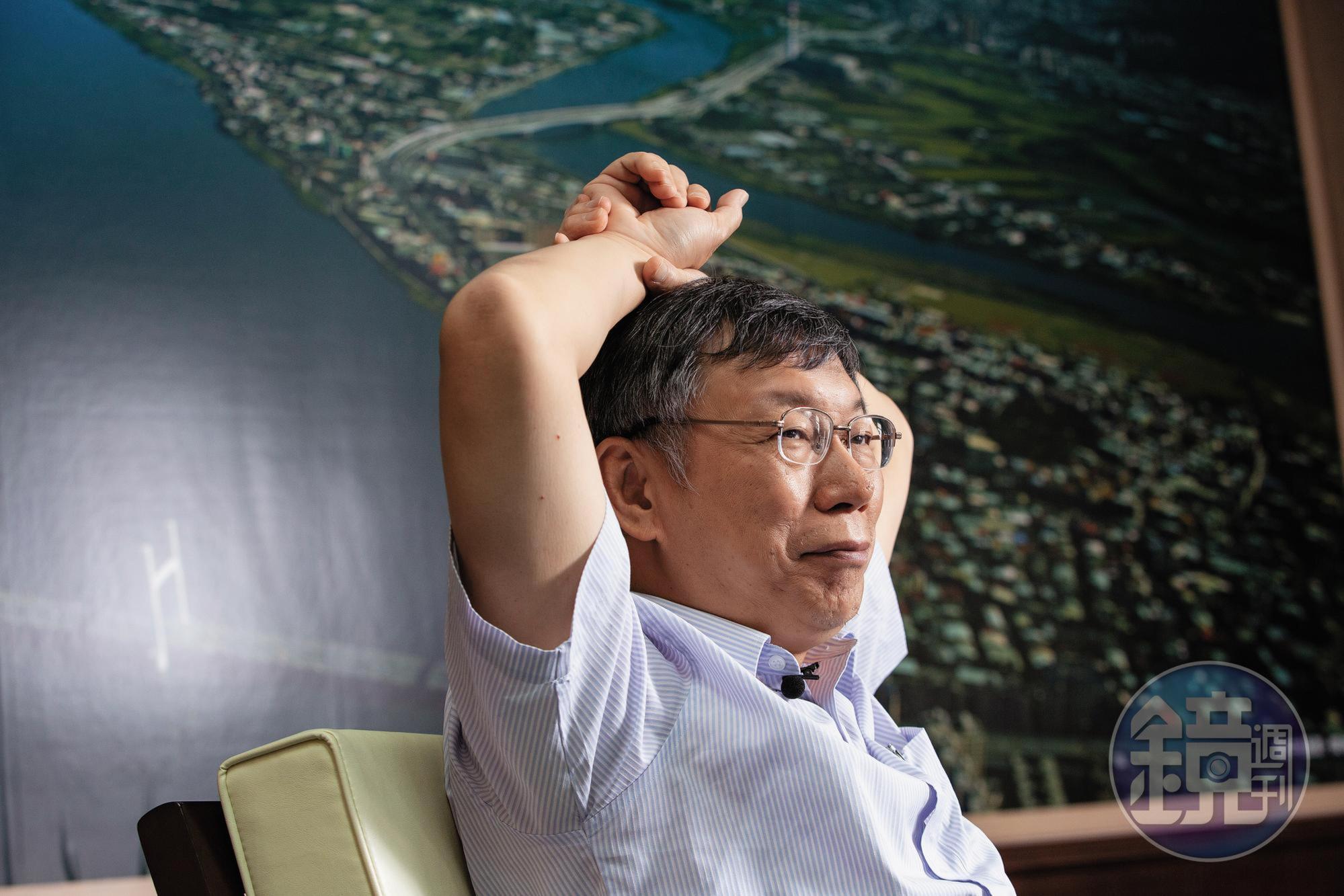 台北市長柯文哲強調堅持財政紀律才能端出政績,並抨擊各縣市加碼發重陽敬老金是為了騙選票。