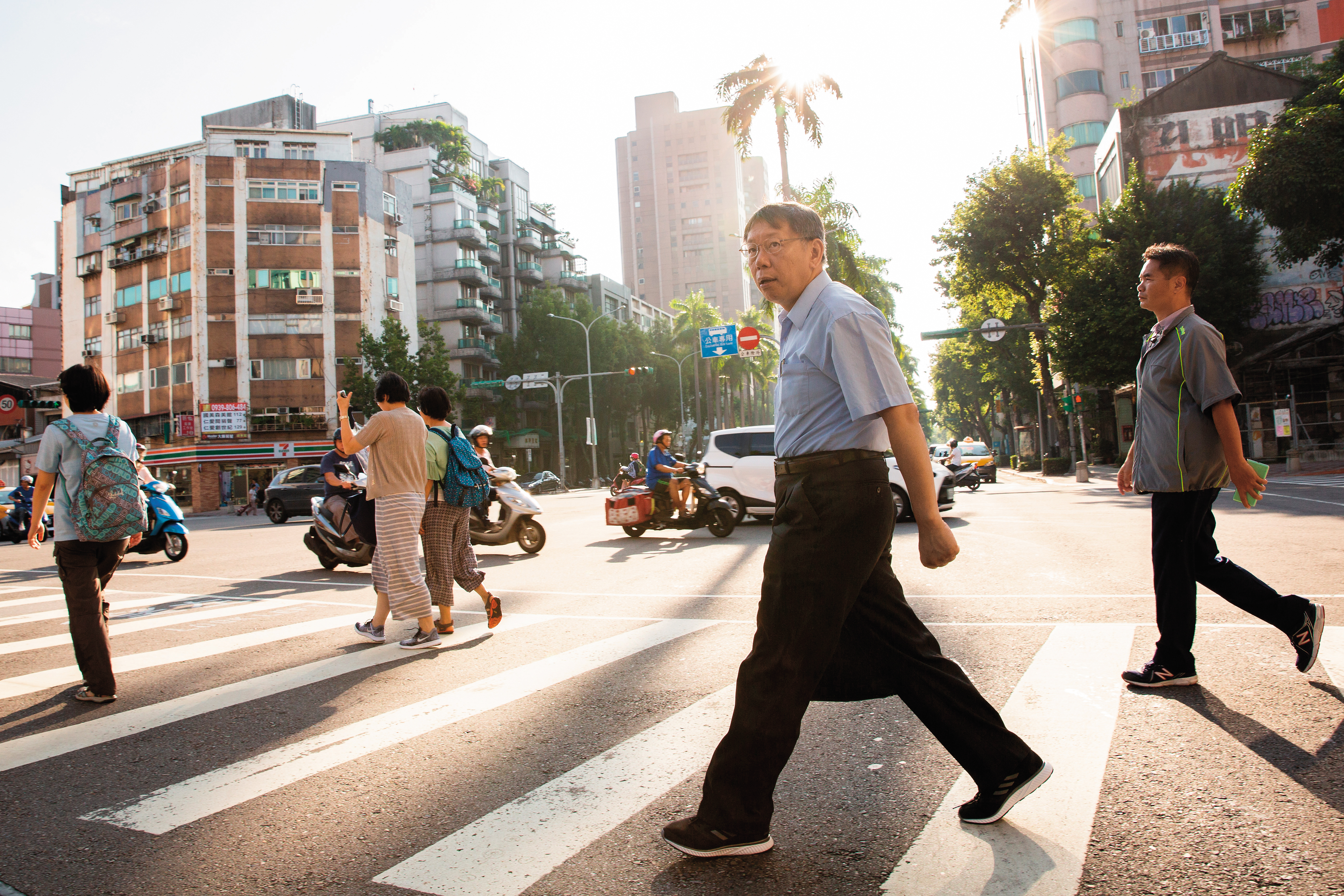 柯文哲搭公車上班1年多，每週5天步行到公車站也是柯P生活的日常。