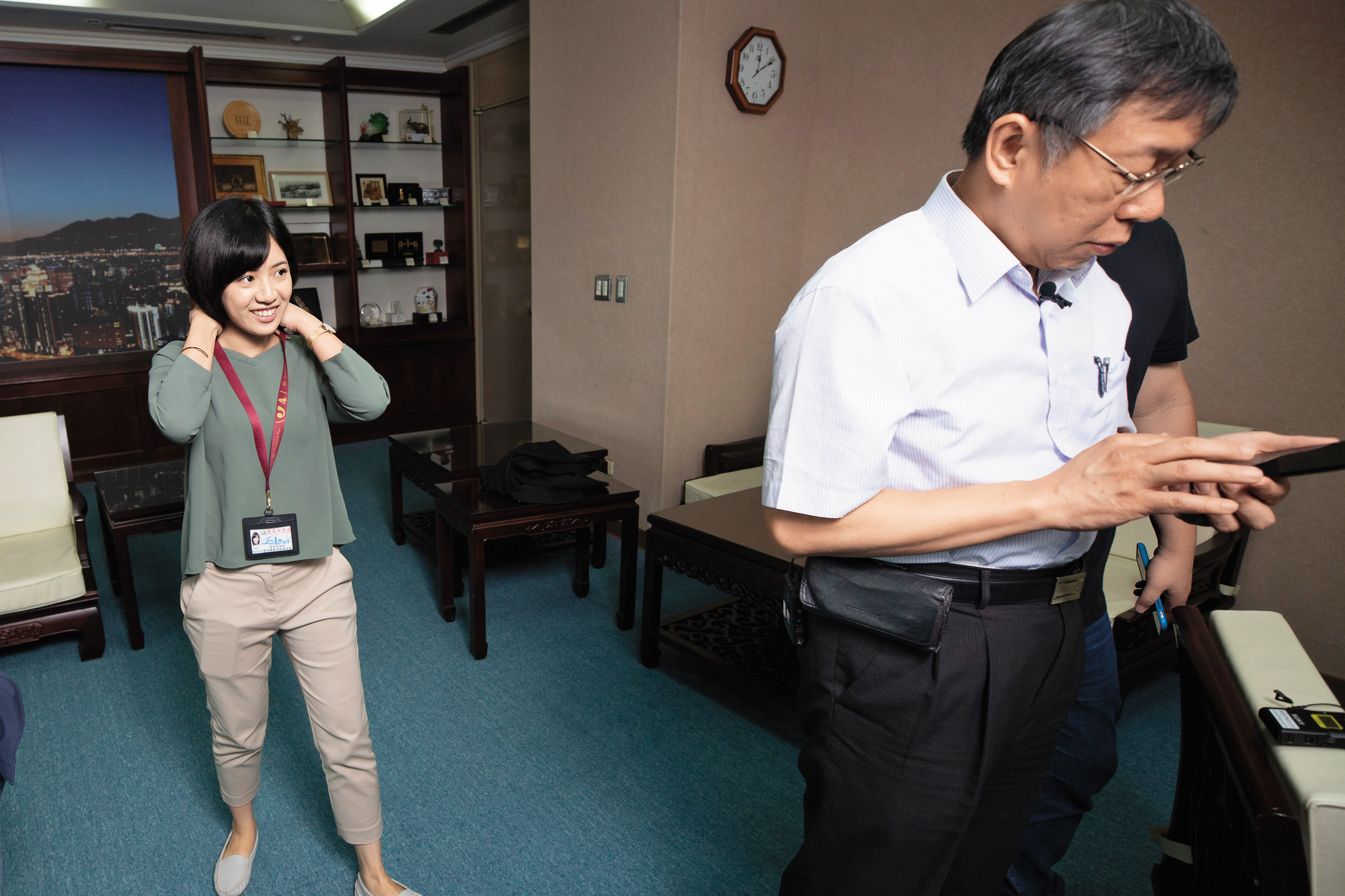 柯文哲的隨行助理「學姐」黃瀞瑩（左）因「一日幕僚」影片爆紅，成為柯團隊中的嬌點。