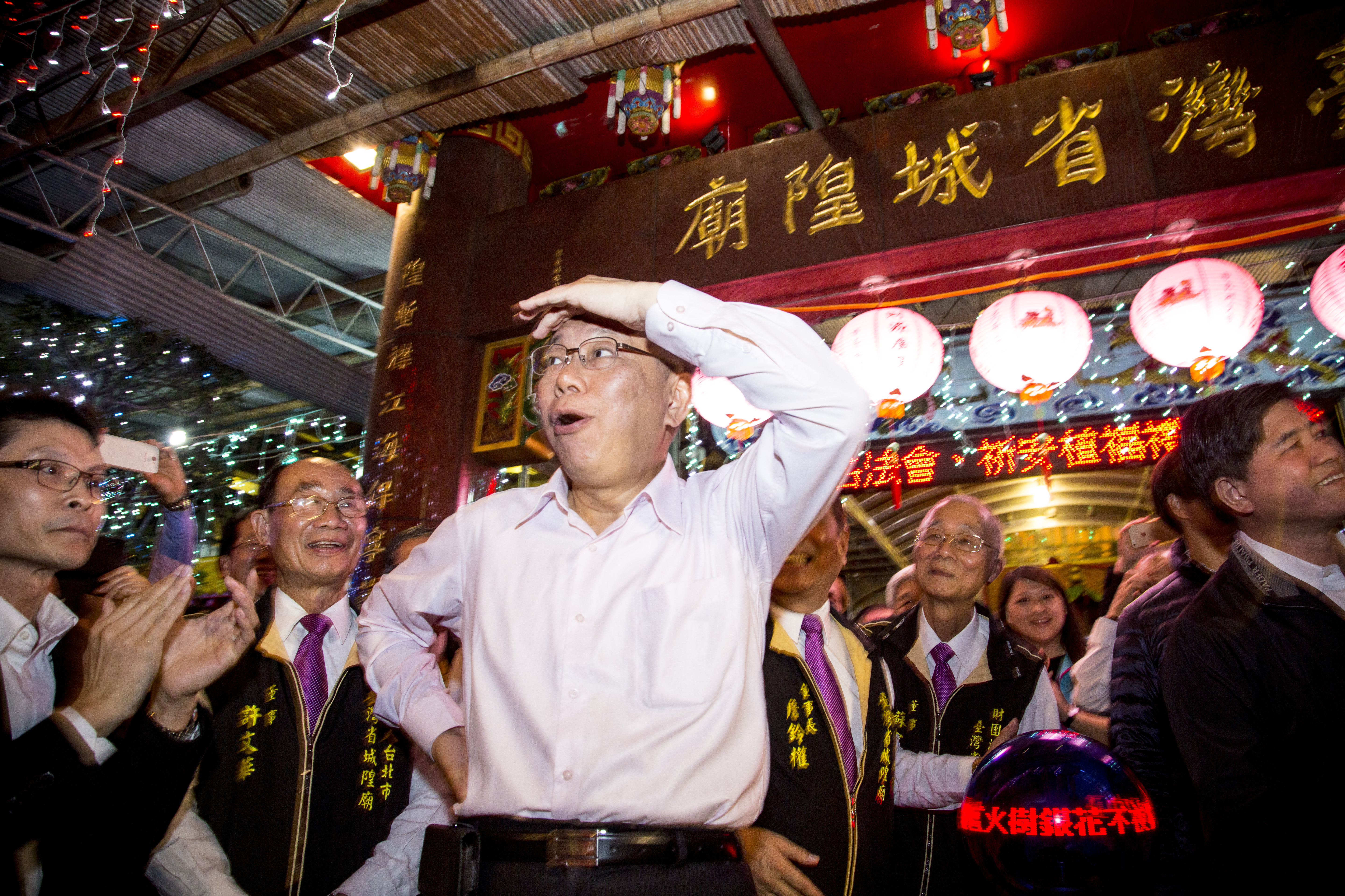 柯文哲自豪不像傳統藍綠政治人物，自己出的書都是自己寫的。