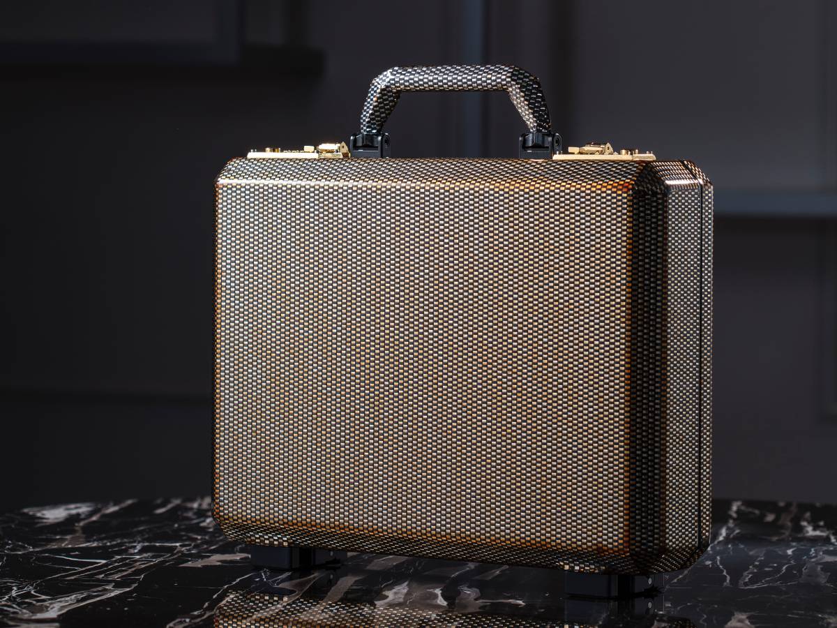 TecknoMonster 特殊訂製金屬碳纖維Cavok手提箱，碳纖維材質融入金屬銅線再高溫高壓固化成一體，內裡鋪以頂級皮革夾層，可依要求完全客製化。售價約NT$136,000起。