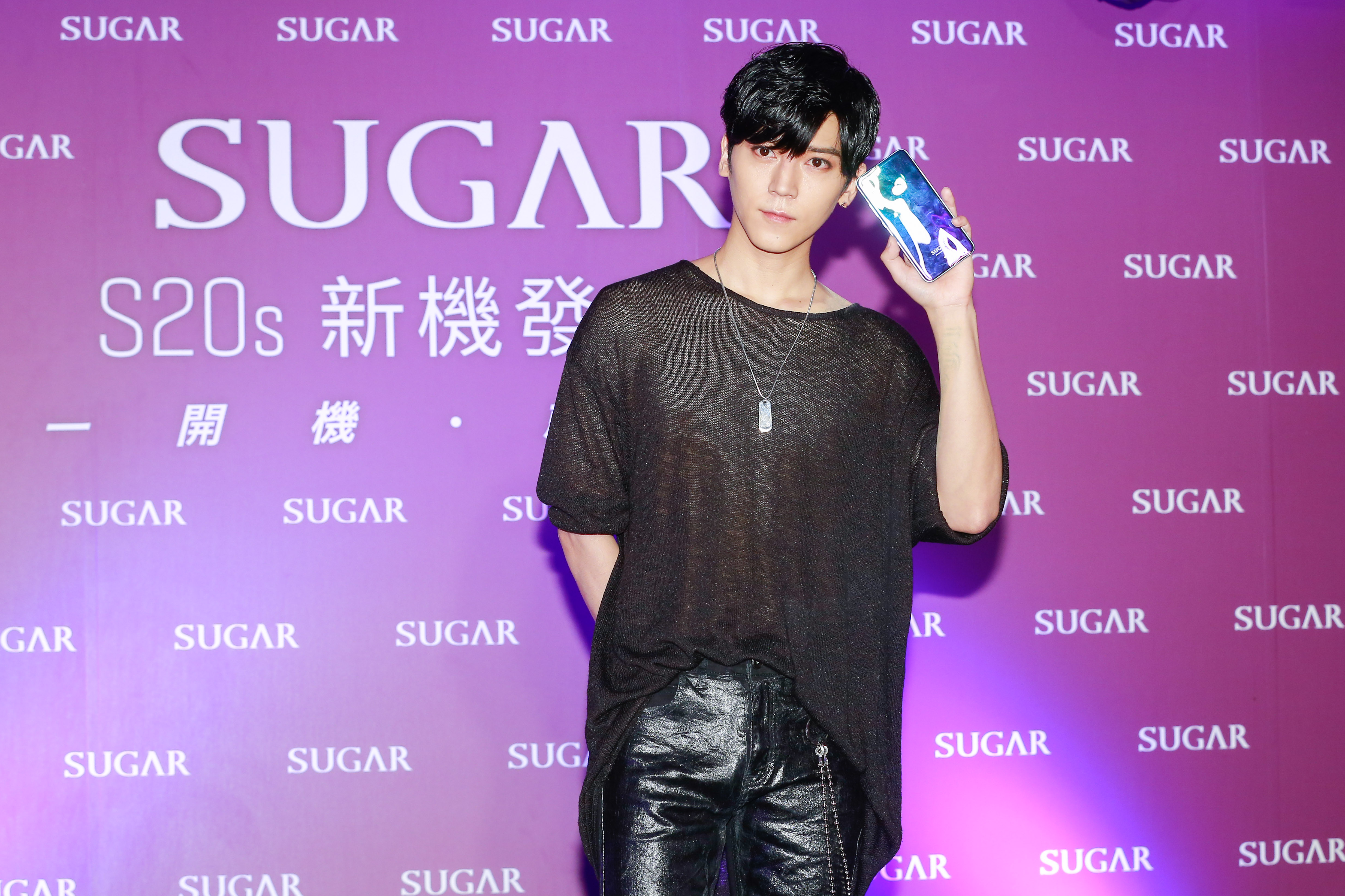 畢書盡穿著半透明黑色上衣出席手機記者會，在燈光照射下隱約露出小紅豆。