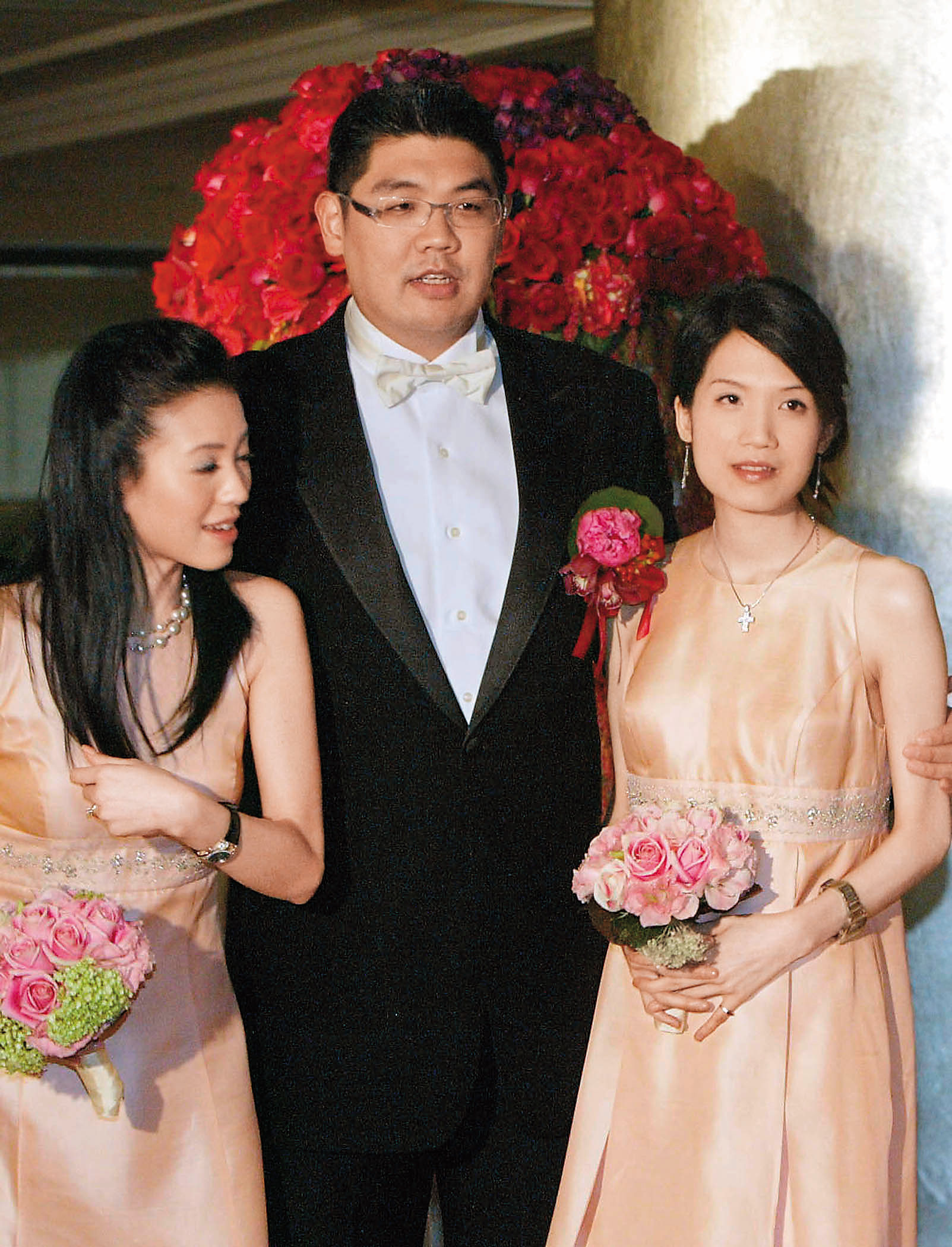 國民黨中央委員連勝文2007年結婚時,找妹妹連詠心(右)擔任伴娘。(中央社)