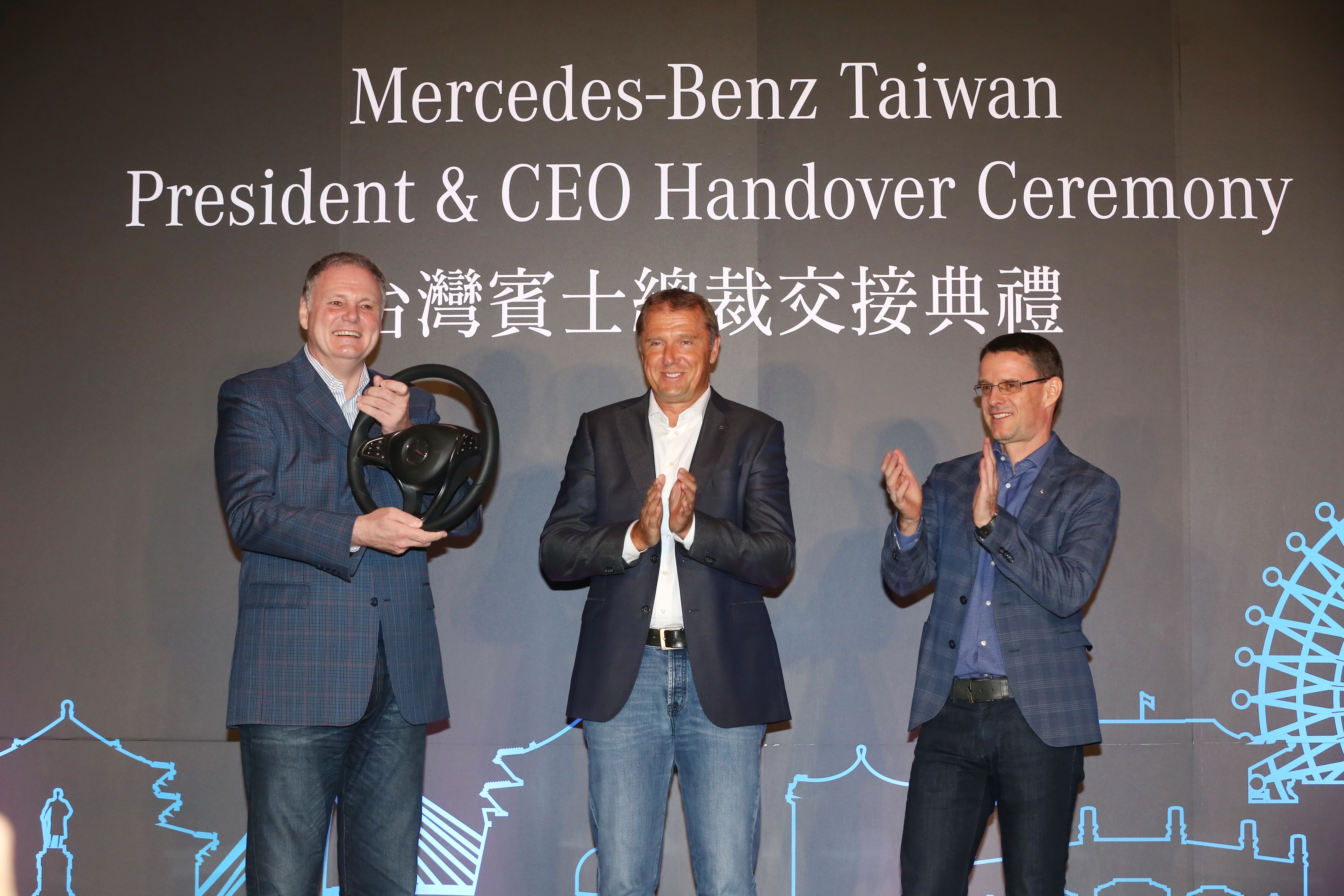 台灣賓士總裁邁爾肯（右）即將卸任，由擔任泰國與越南總裁的高明漢（Michael Grewe）（左）接任。