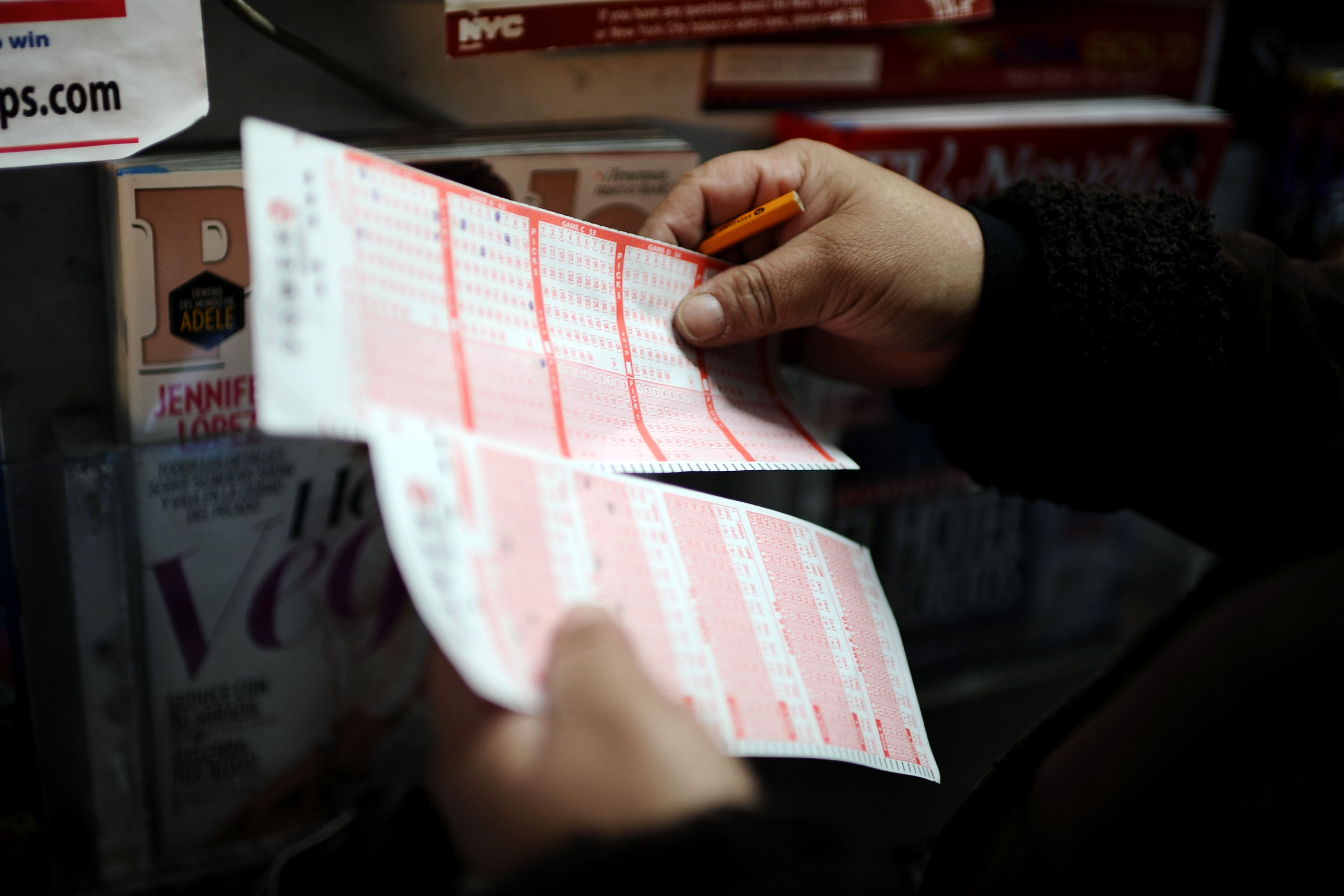 2016年1月美國威力彩的彩金曾累積超過14億美元，引發搶購彩券熱潮。(東方IC)