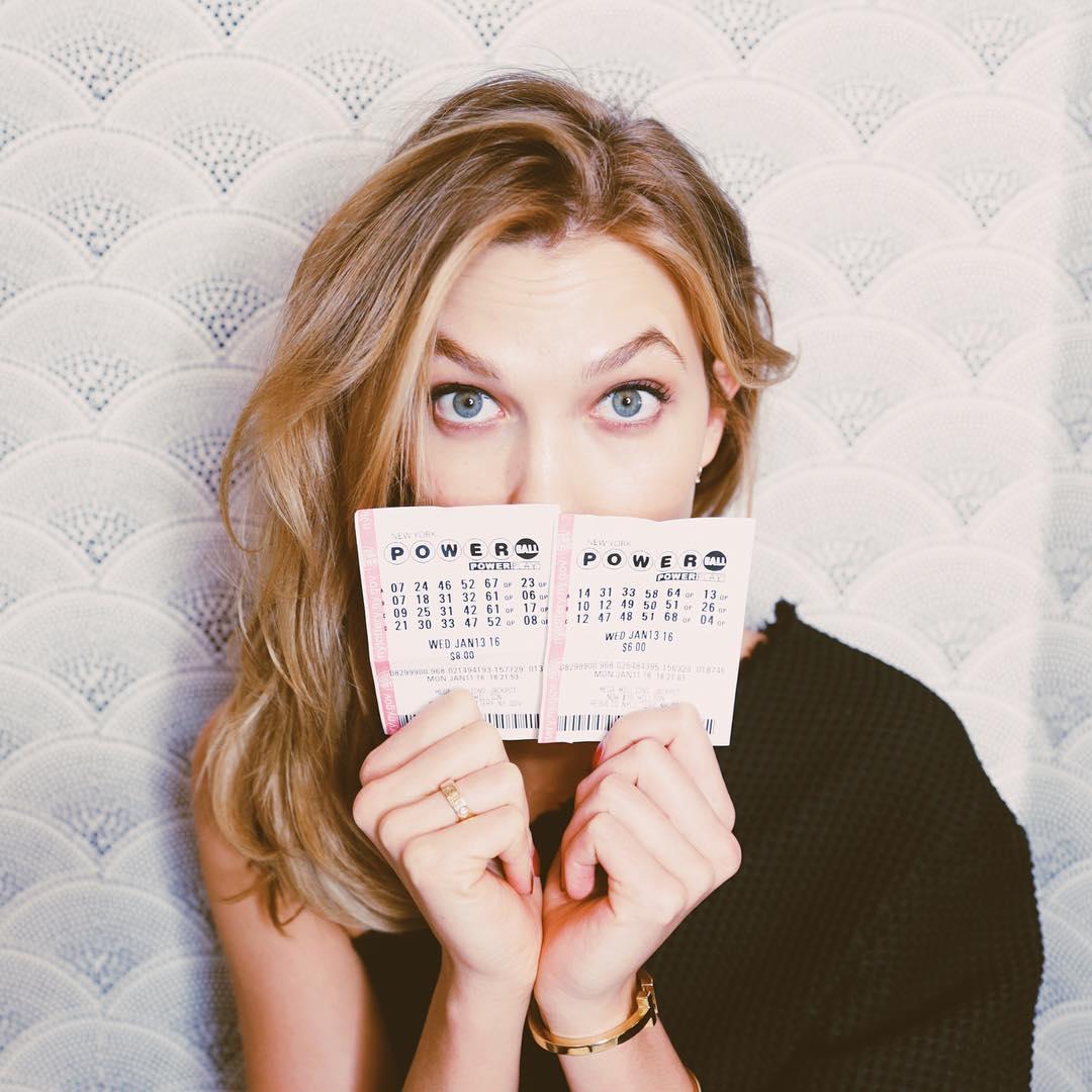 2016年，超級名模Karlie Kloss在個人Instagram展示她的威力球彩券。(東方IC)
