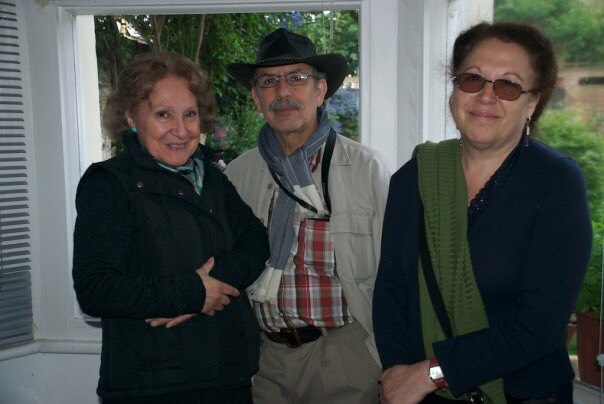 馬塞爾的父親卡洛斯Carlos（中）出身智利，是知名的攝影記者和詩人。