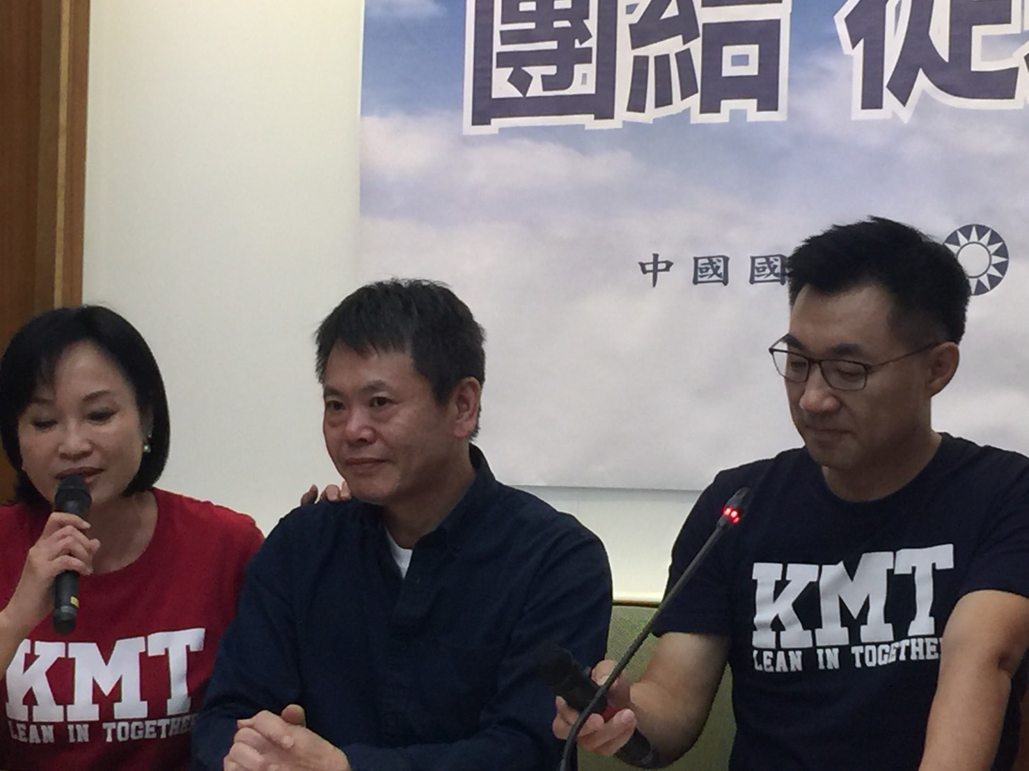 林為洲哽咽地說，從政20年來從沒遇過這麼大的衝擊、震撼與挫折，但他希望他是最後一個犧牲者。