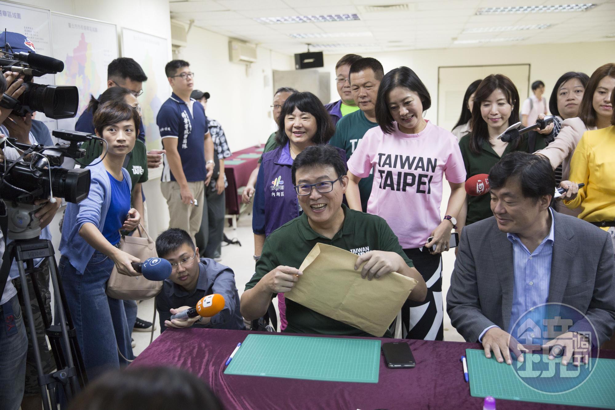 民進黨秘書長洪耀福（前排右起）、姚文智團隊首席發言人吳思瑤陪同姚文智登記。