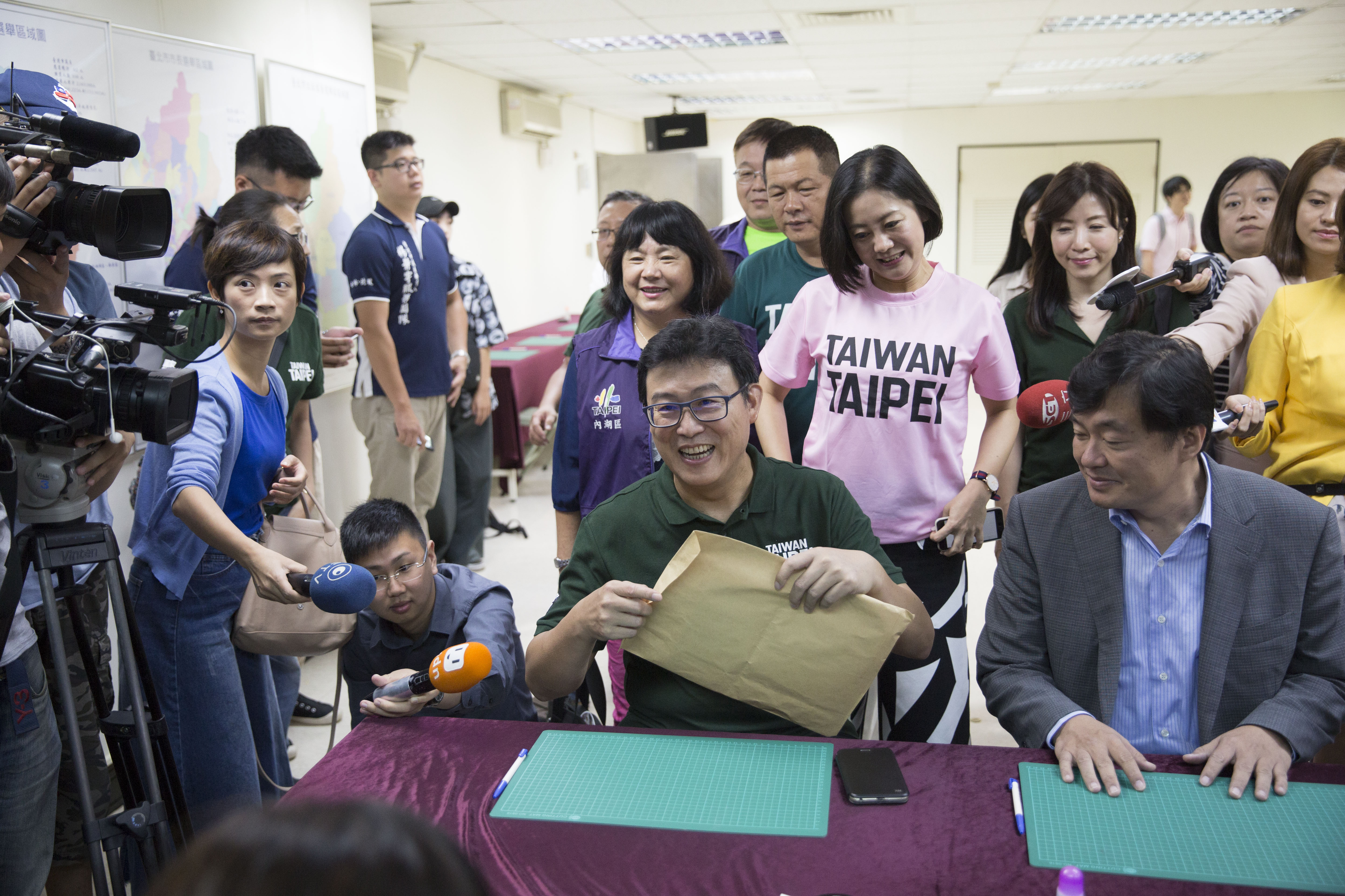 民進黨秘書長洪耀福(前排右起)、姚文智團隊首席發言人吳思瑤陪同姚文智登記。