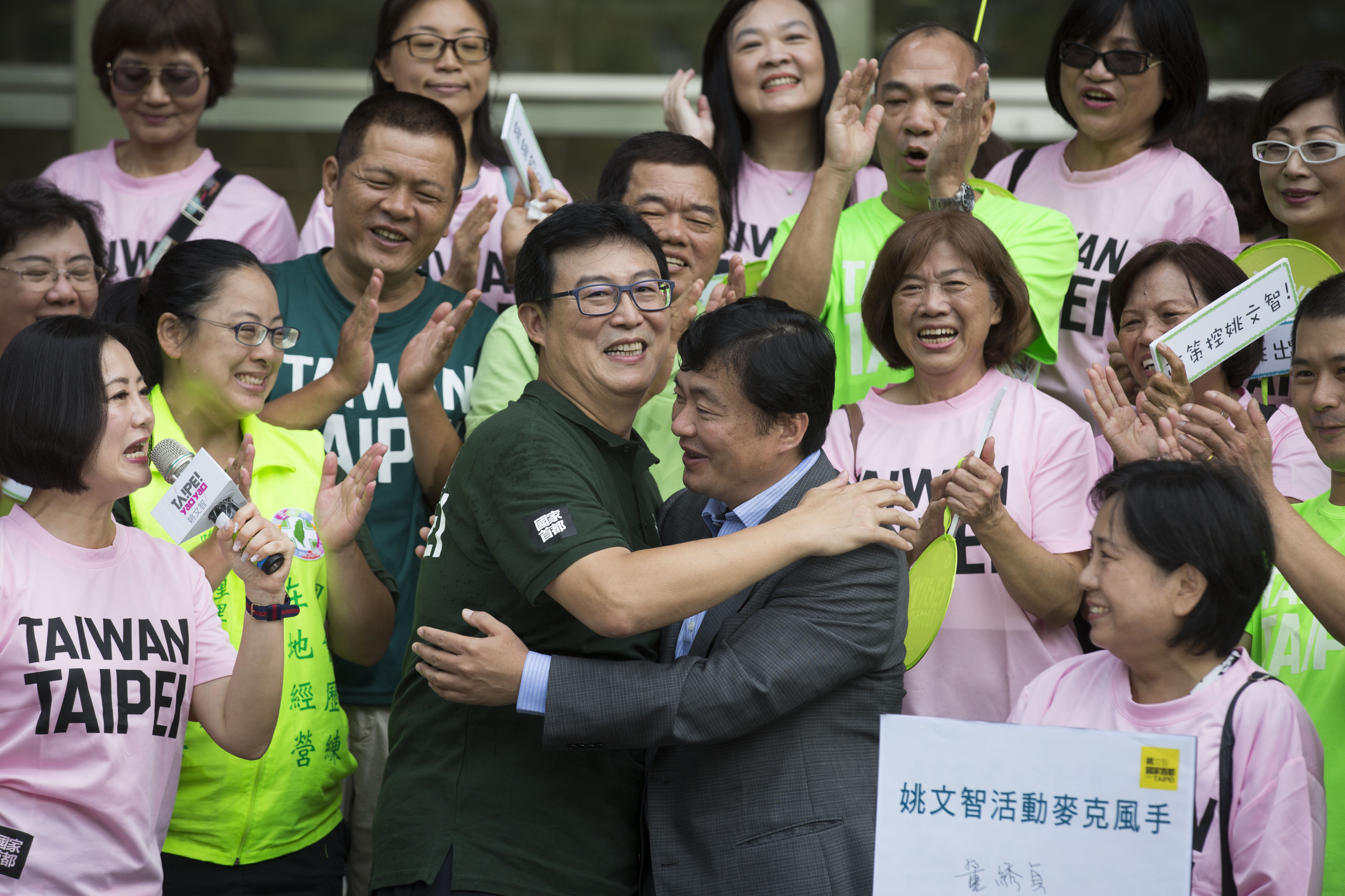 姚文智也擁抱陪同登記的民進黨秘書長洪耀福。