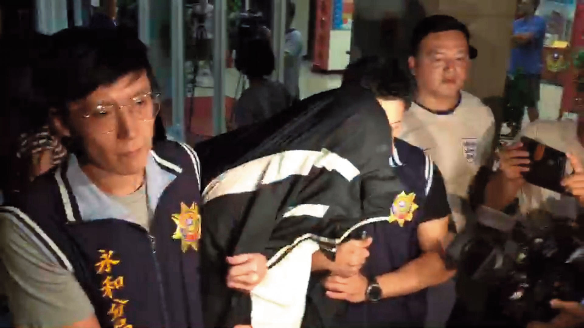 台籍吳男因為協助買凶刀，遭警方以殺人共犯移送，但法院裁定30萬元交保。