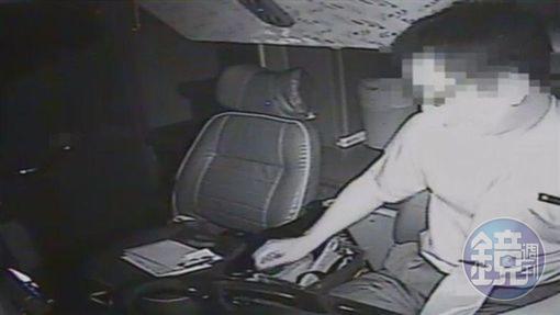 去年9月阿羅哈客運釀6死意外，本刊獨家揭露，其實吳姓司機分心撿拾物品 才會造成重大交通事故。