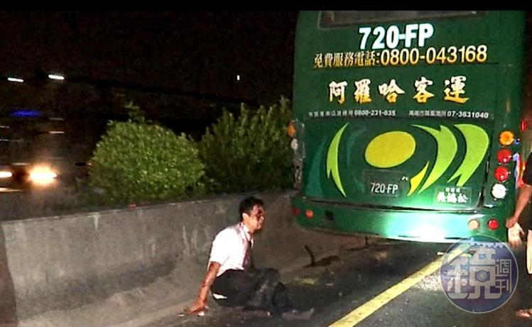 車禍發生後吳姓駕駛滿身是血坐在車外，本刊發現駕駛沒繫安全帶，還分心低頭撿物品釀禍。