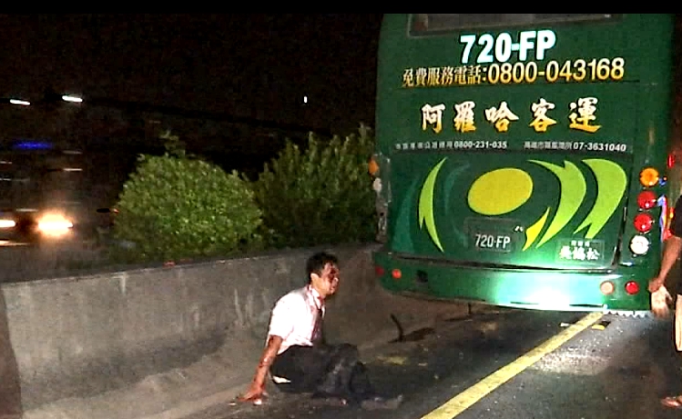 車禍發生後吳姓駕駛滿身是血坐在車外，本刊發現駕駛沒繫安全帶，還分心低頭撿物品釀禍。